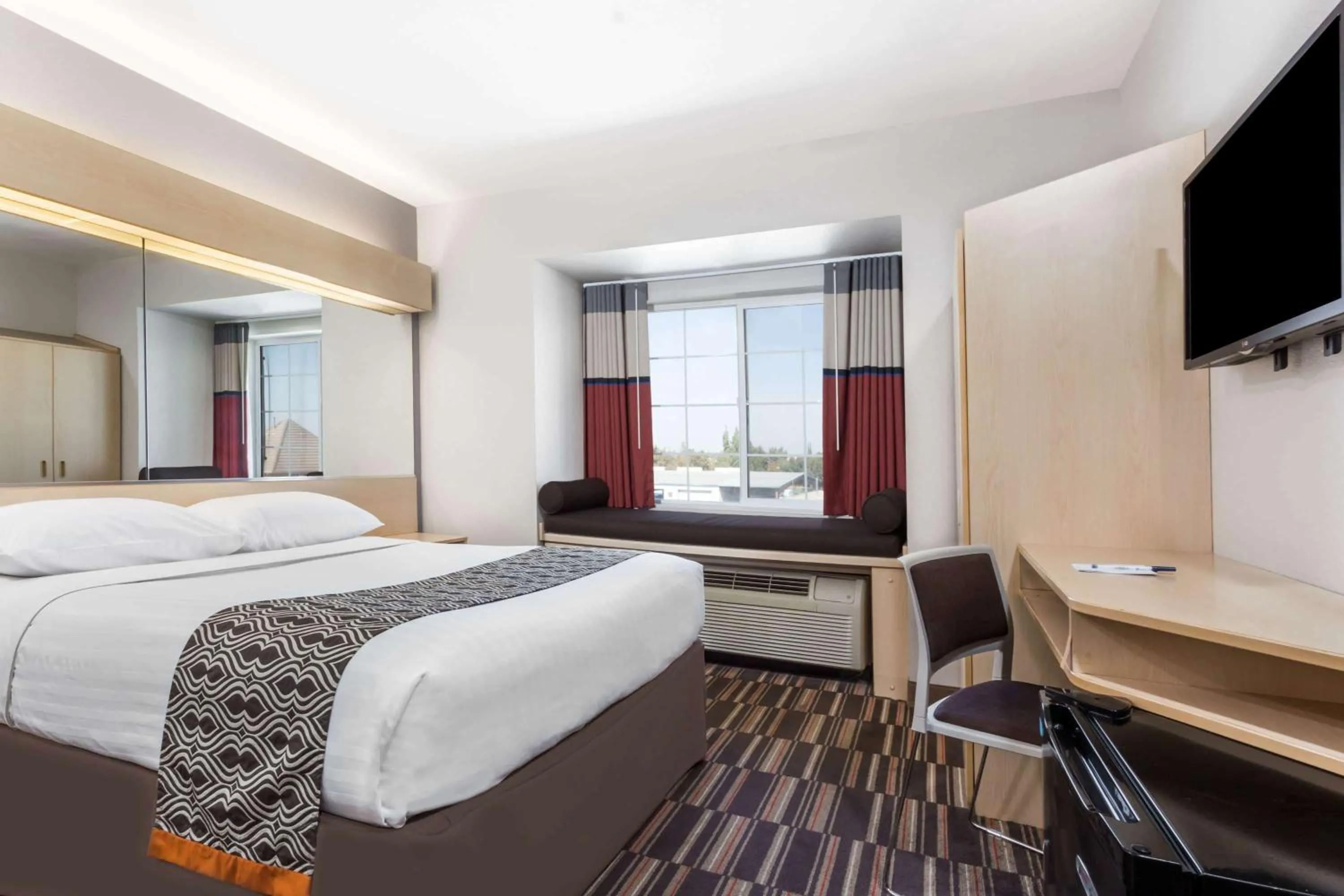 Photo of the whole room, Bed in Microtel Inn & Suites Modesto