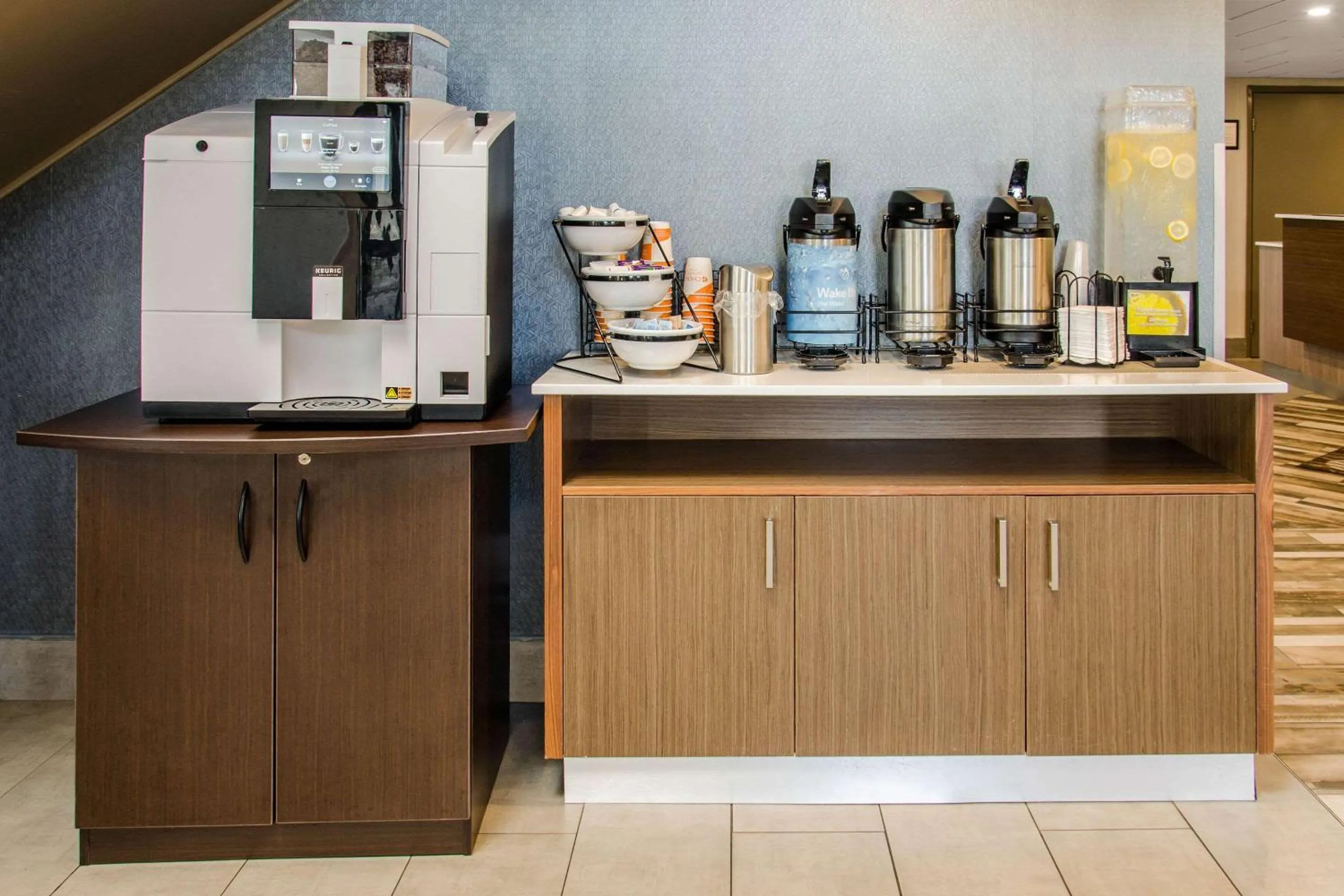 Lobby or reception in Comfort Inn Aeroport