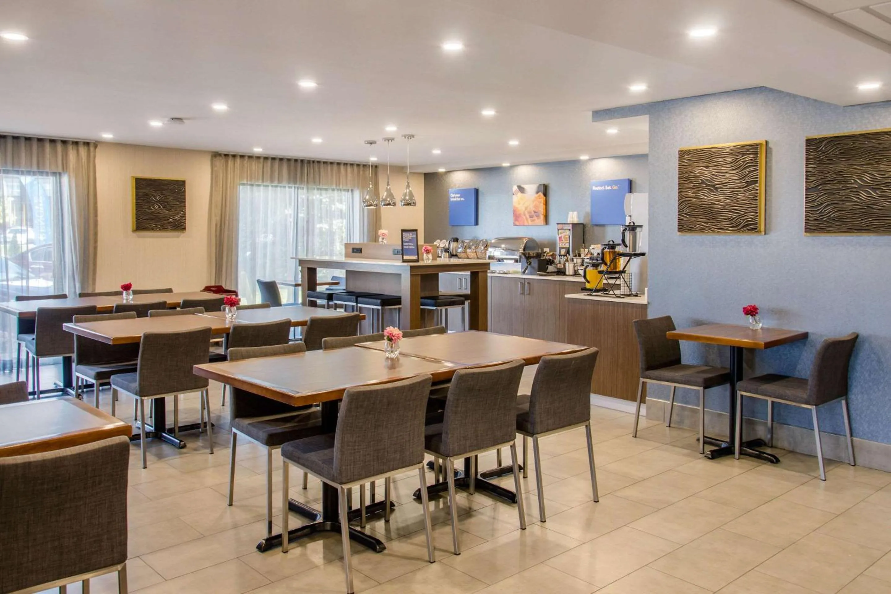 Restaurant/places to eat in Comfort Inn Aeroport