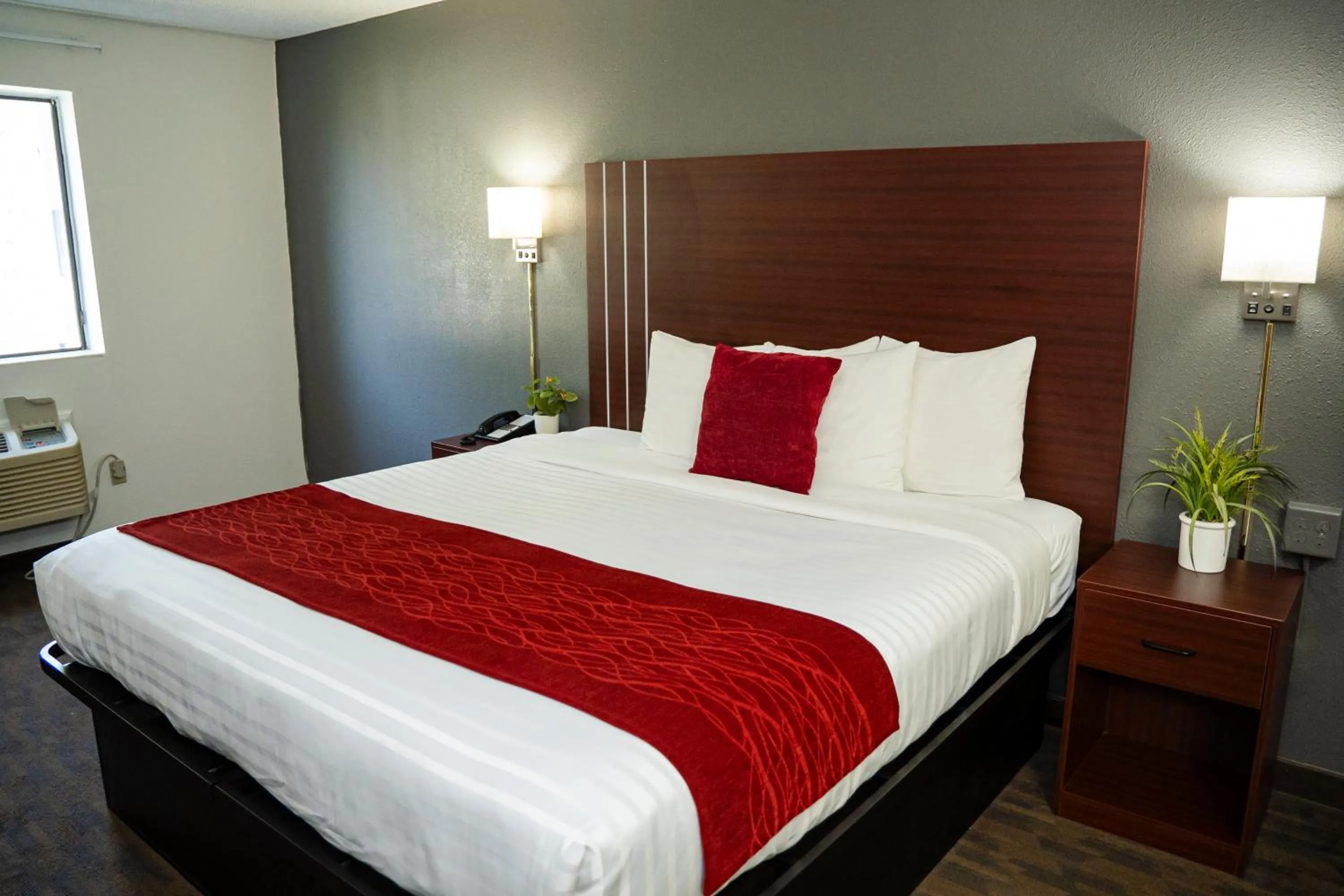 Bed in Victorian Inn & Suites-York