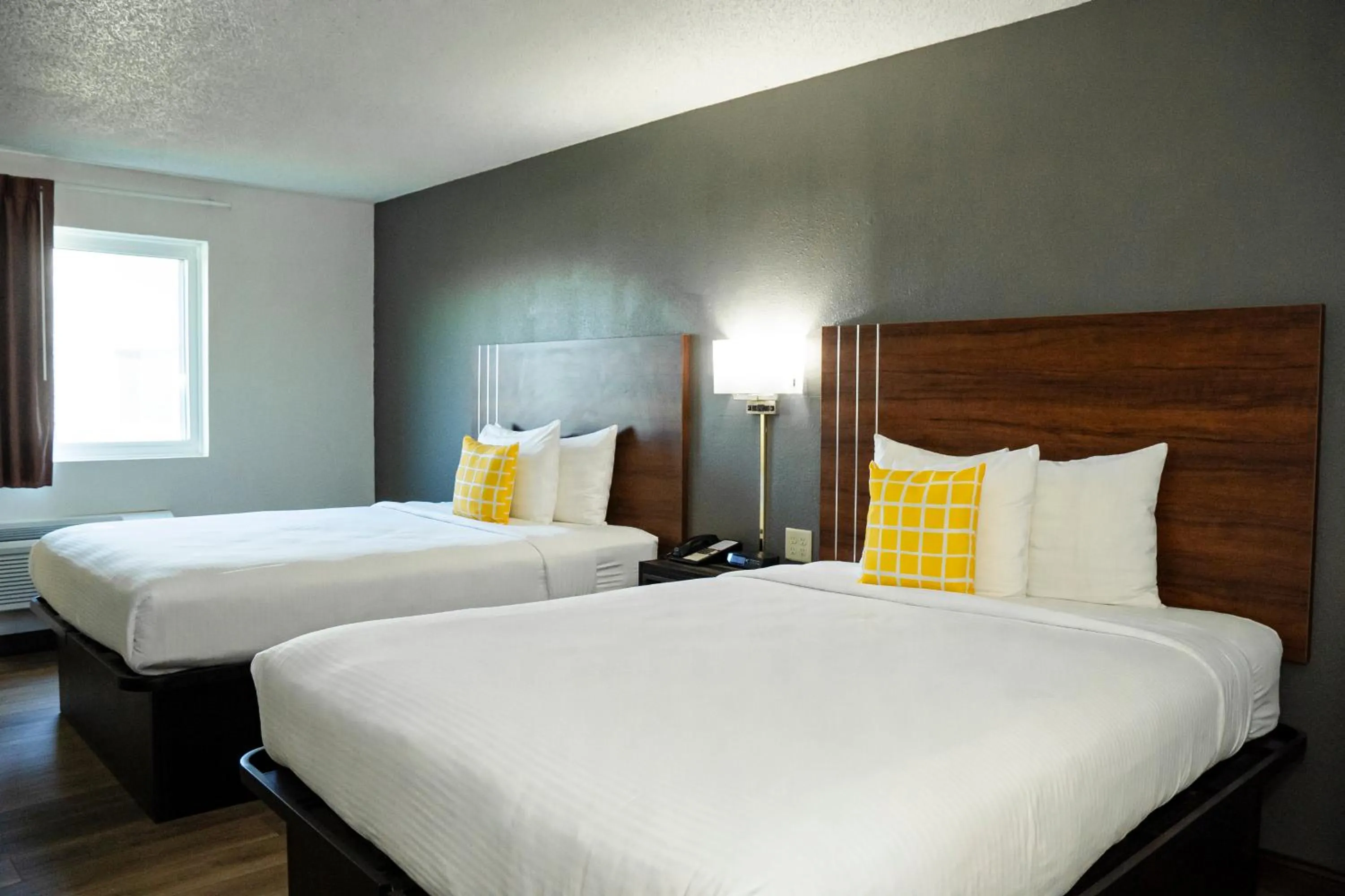 Bed in Victorian Inn & Suites-York