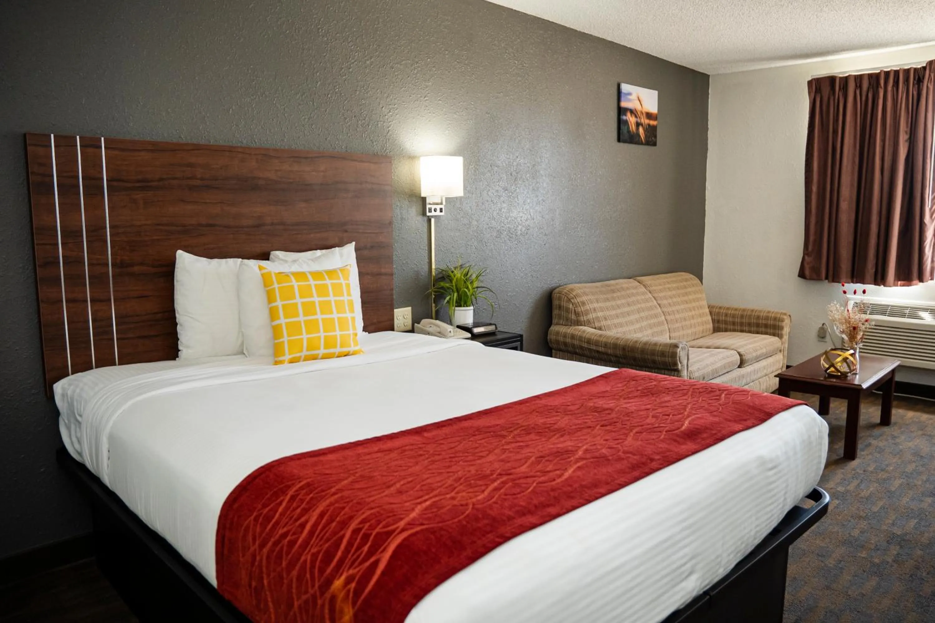 Bed in Victorian Inn & Suites-York