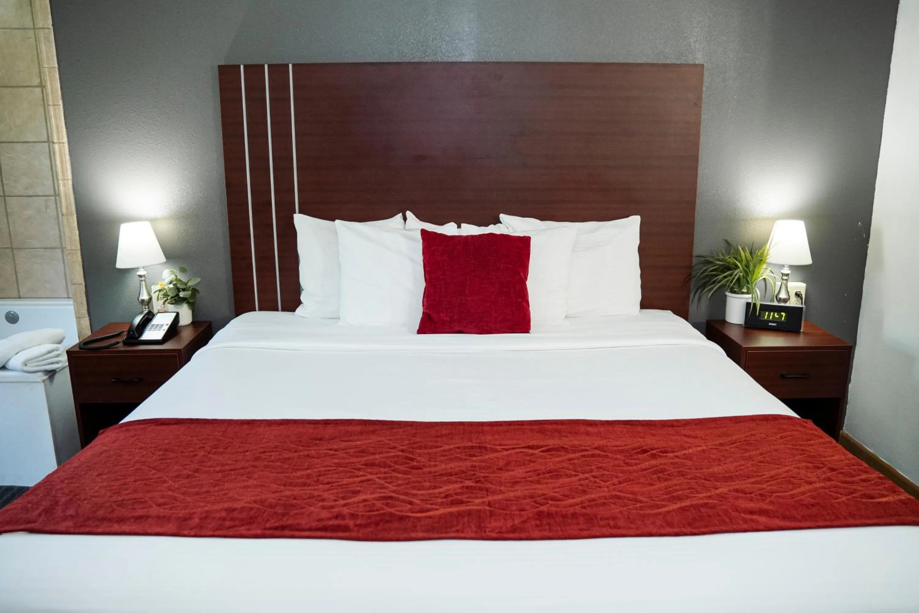 Bed in Victorian Inn & Suites-York