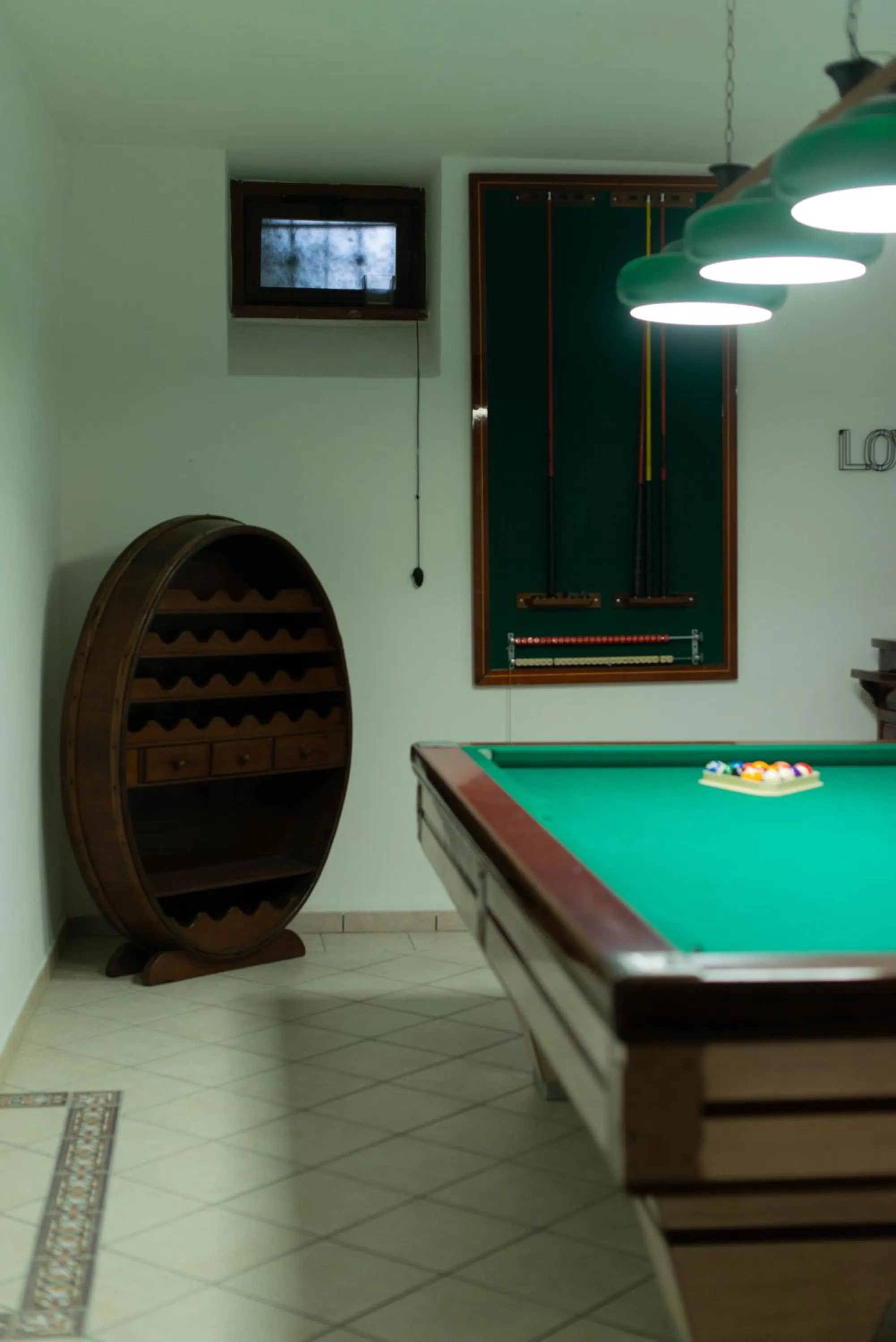 Bird's eye view in loft style taverna con sala giochi