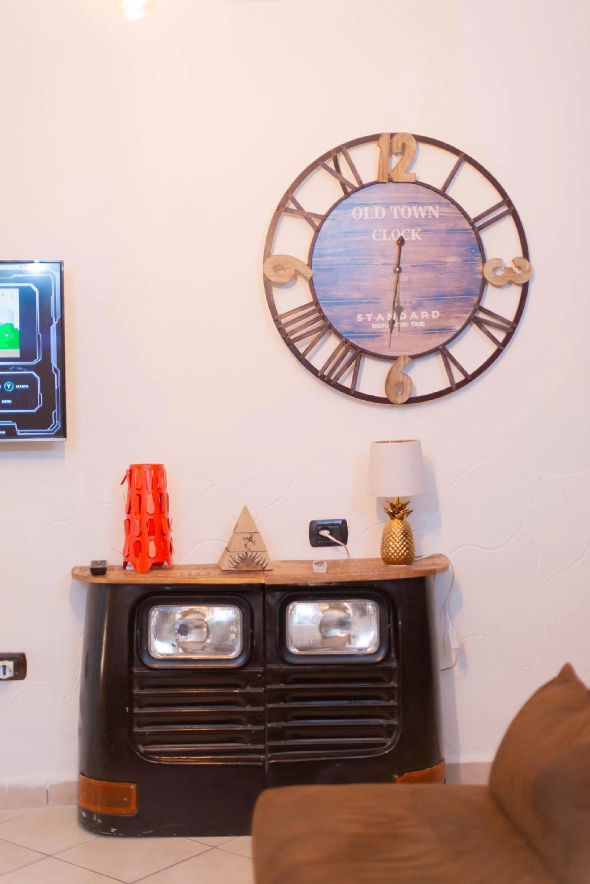 Living room in loft style taverna con sala giochi