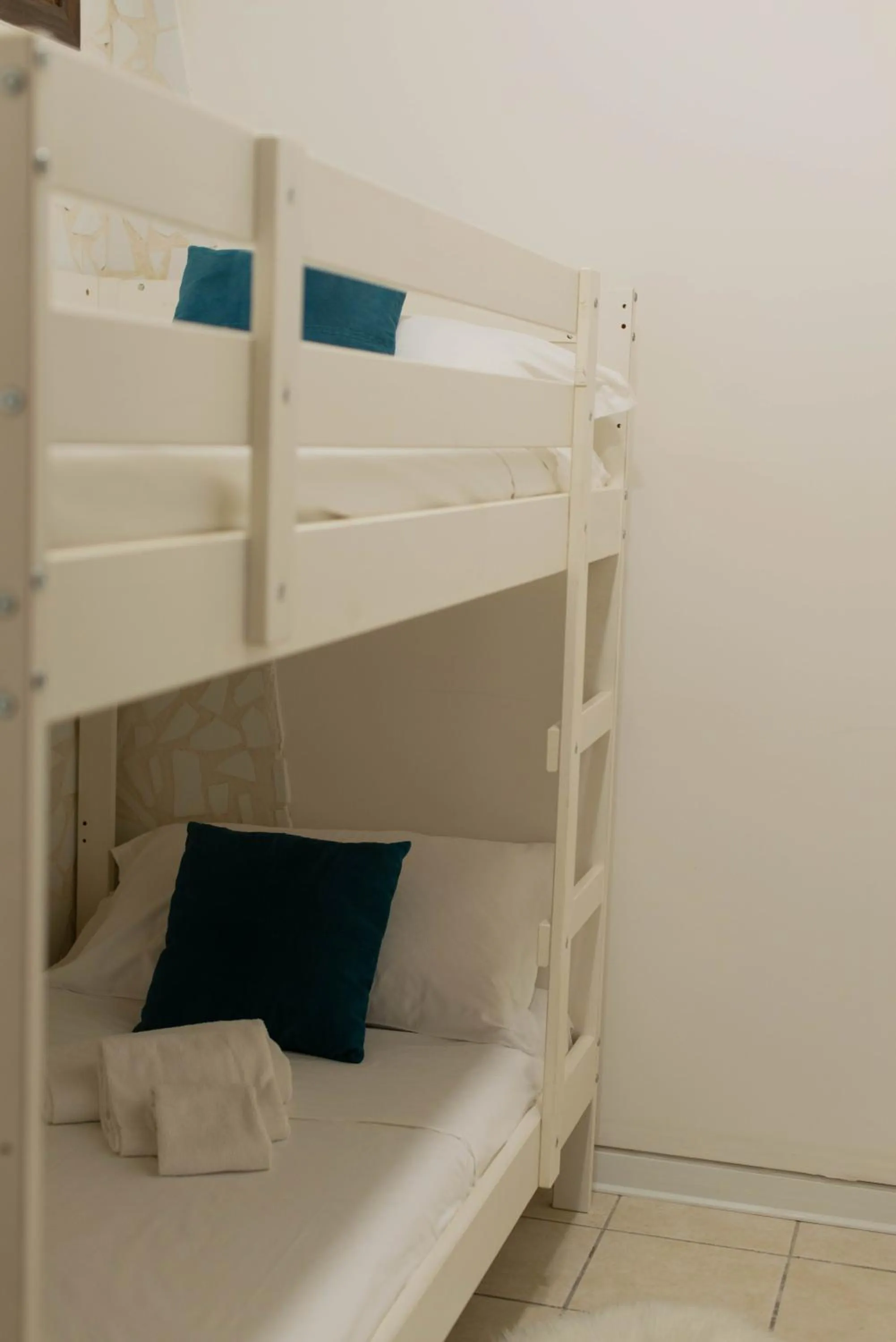 Bedroom, Bed in loft style taverna con sala giochi