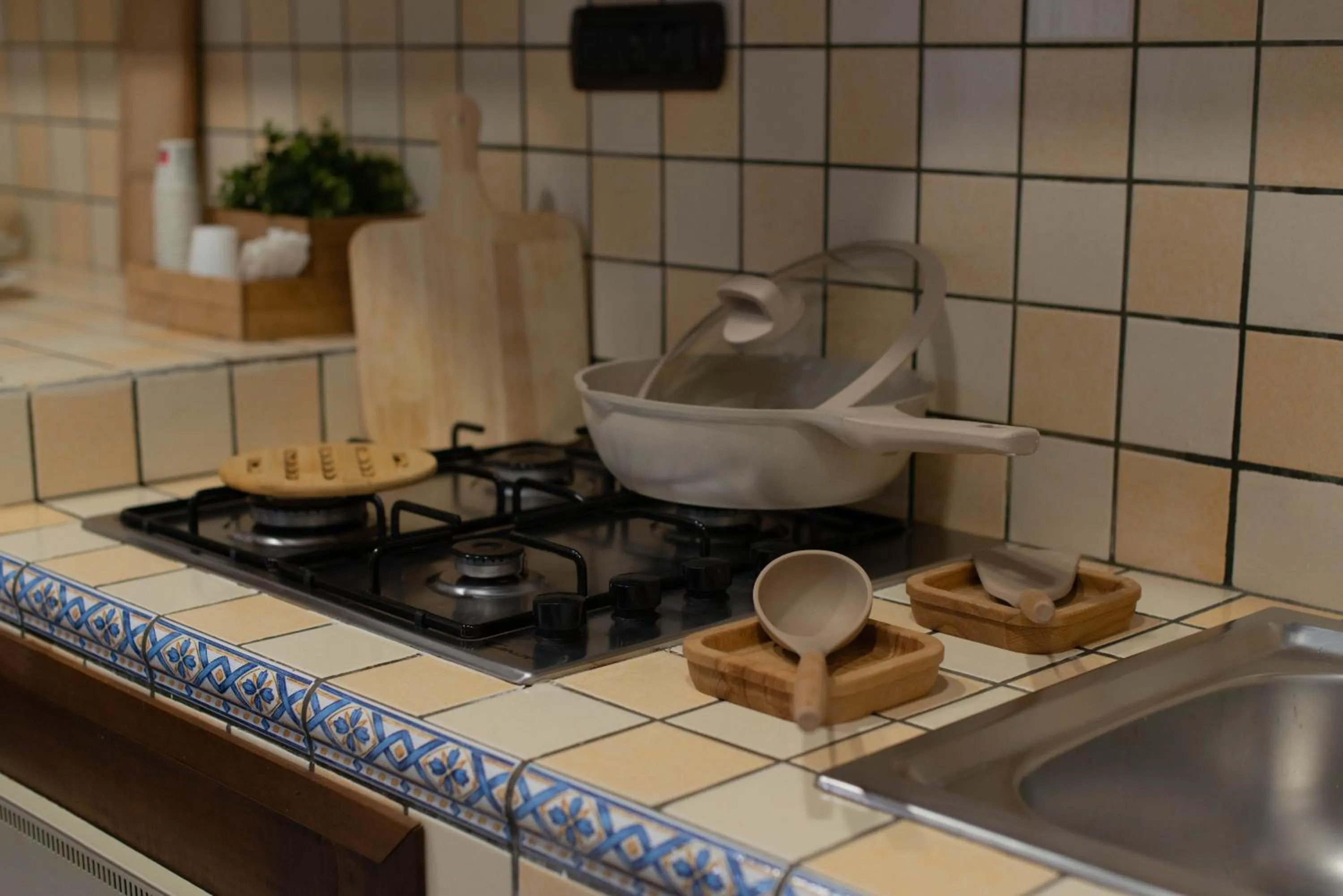 kitchen in loft style taverna con sala giochi