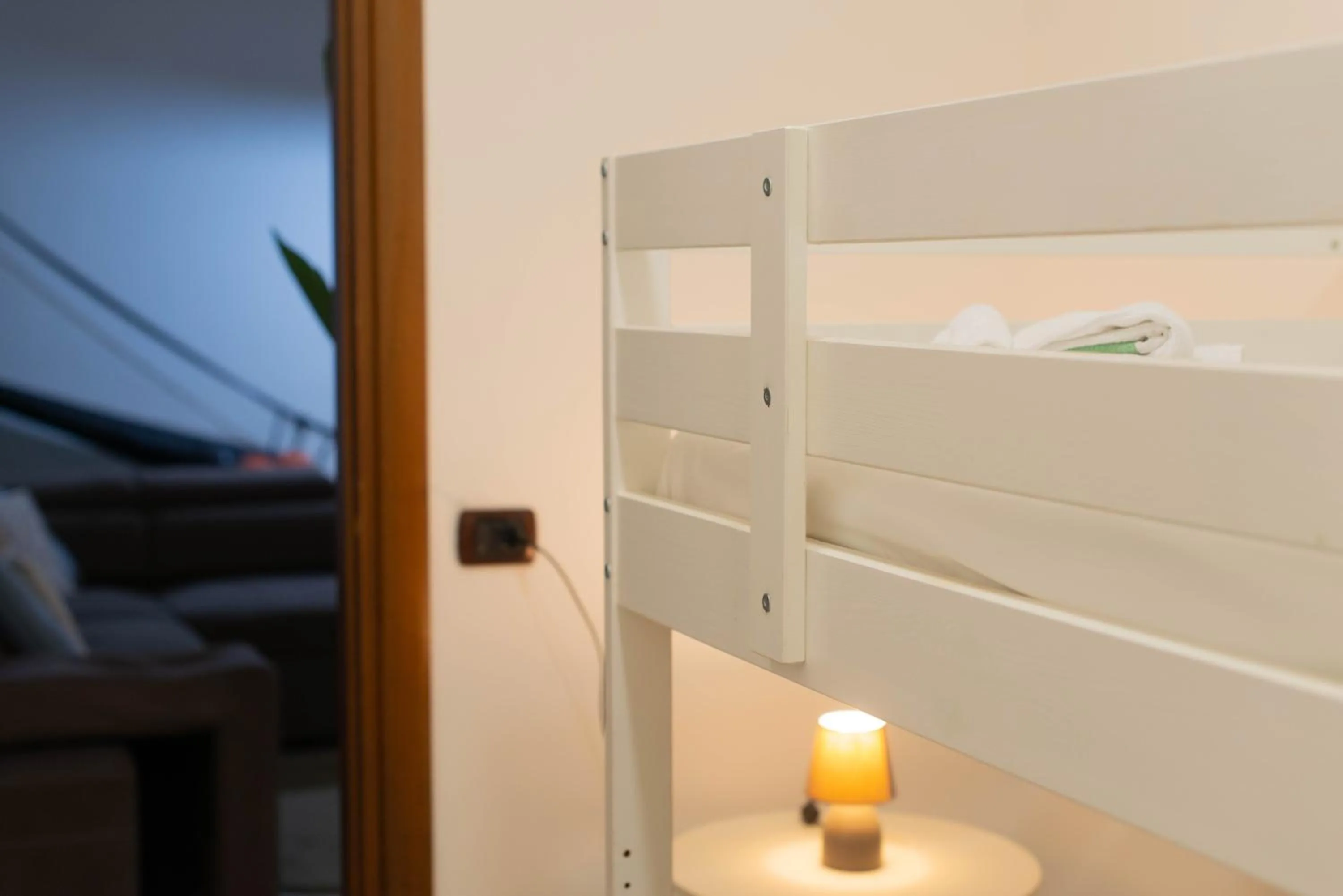 Bedroom, Bed in loft style taverna con sala giochi