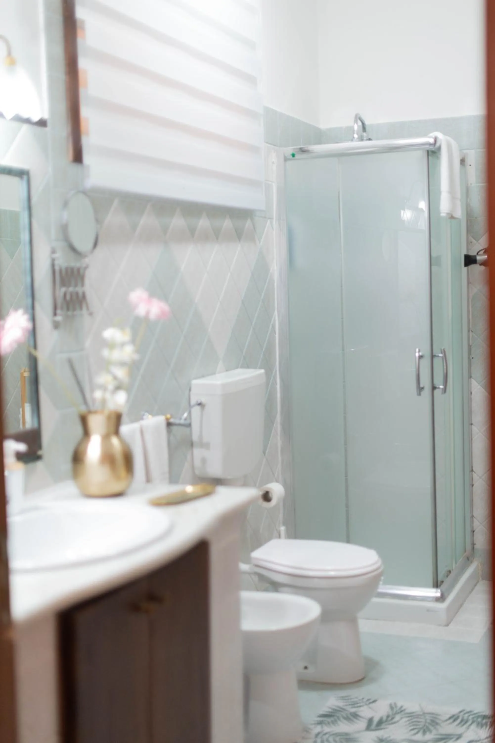 Bathroom in loft style taverna con sala giochi