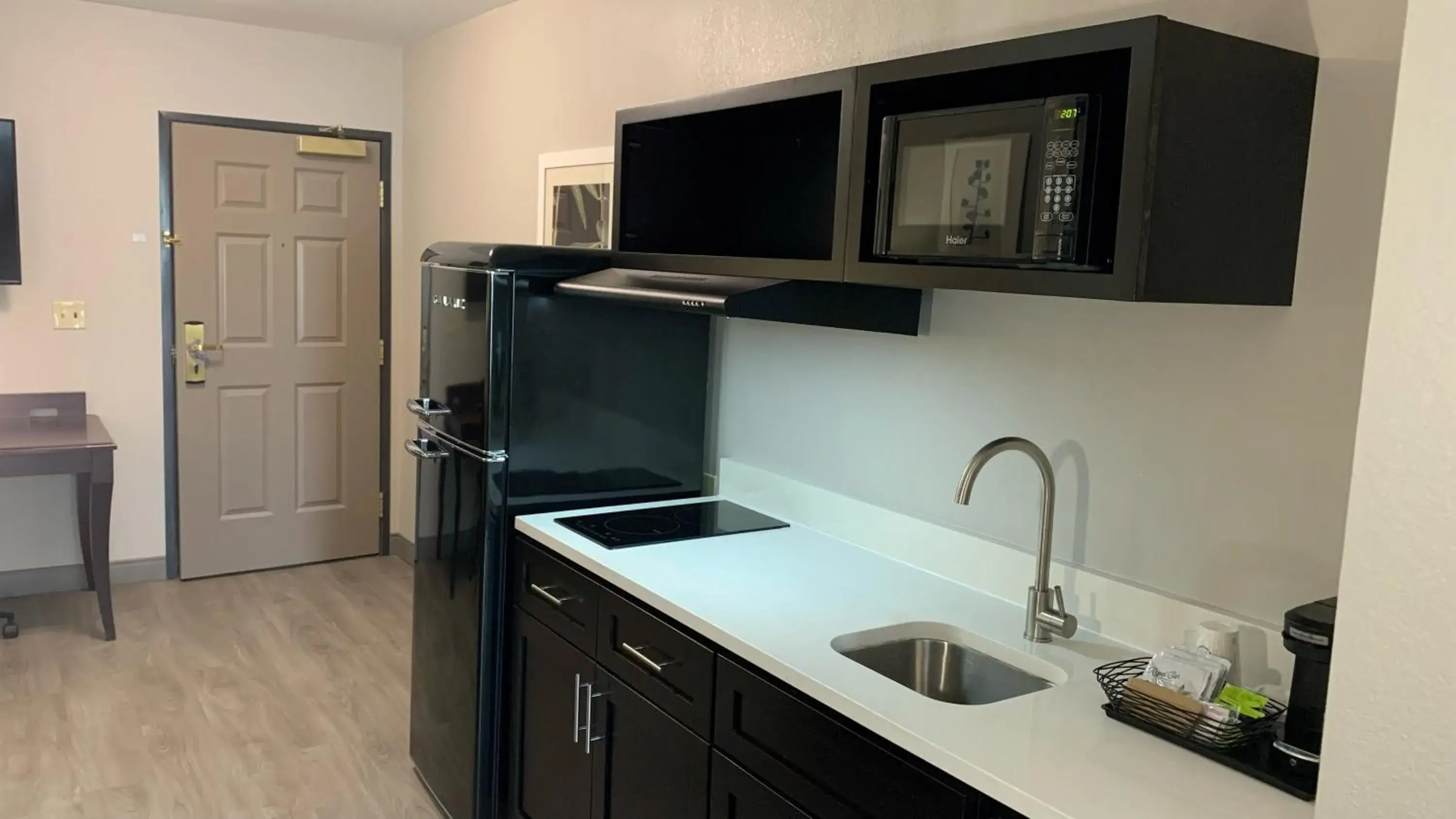 One-Bedroom Suite with King Bed - Kitchenette in Country Inn & Suites by Radisson, Tucson City Center AZ One-Bedroom Suite with King Bed - Kitchenette in Country Inn & Suites by Radisson, Tucson City Center AZ