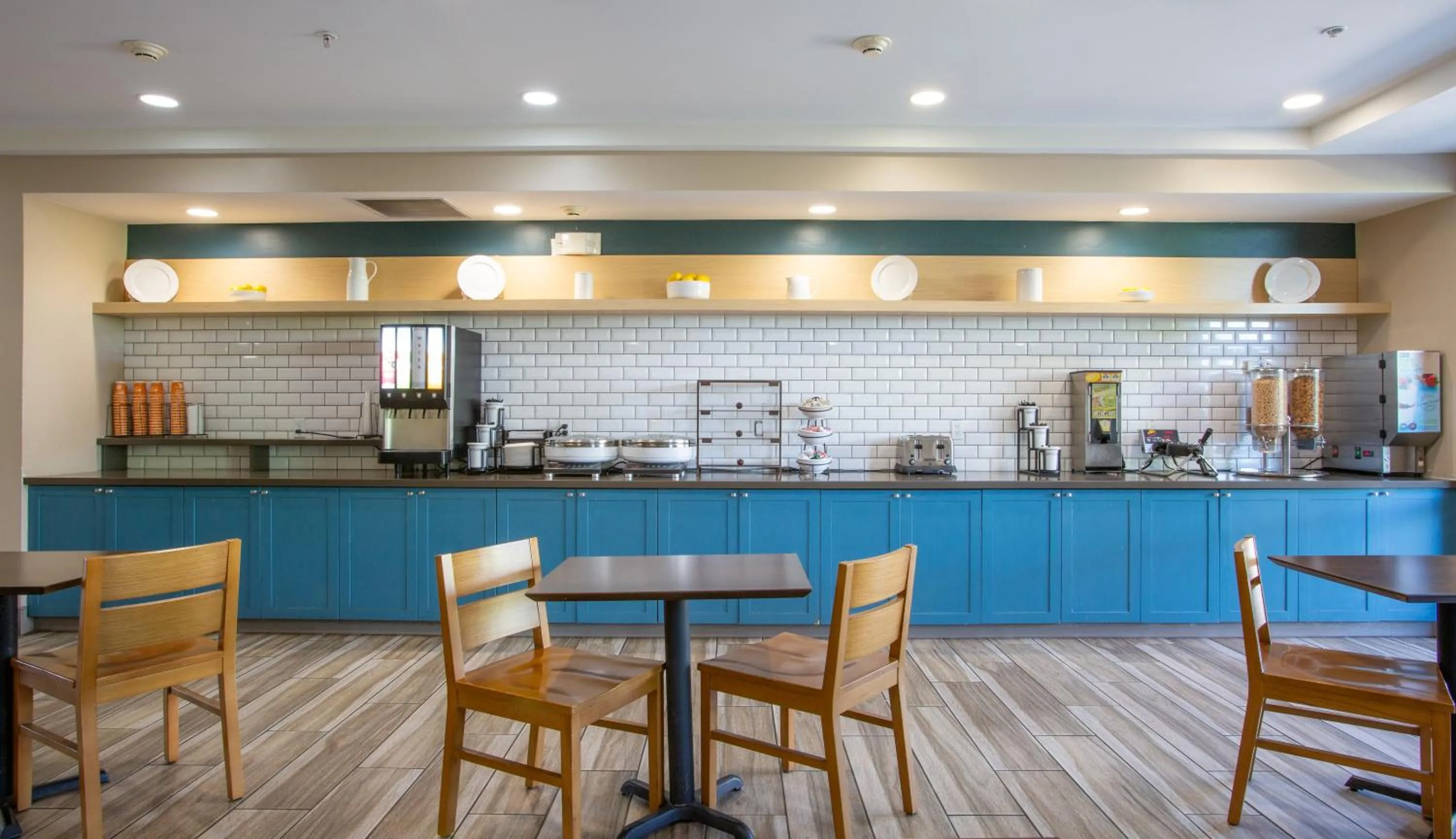 Buffet breakfast in Country Inn & Suites by Radisson, Tucson City Center AZ