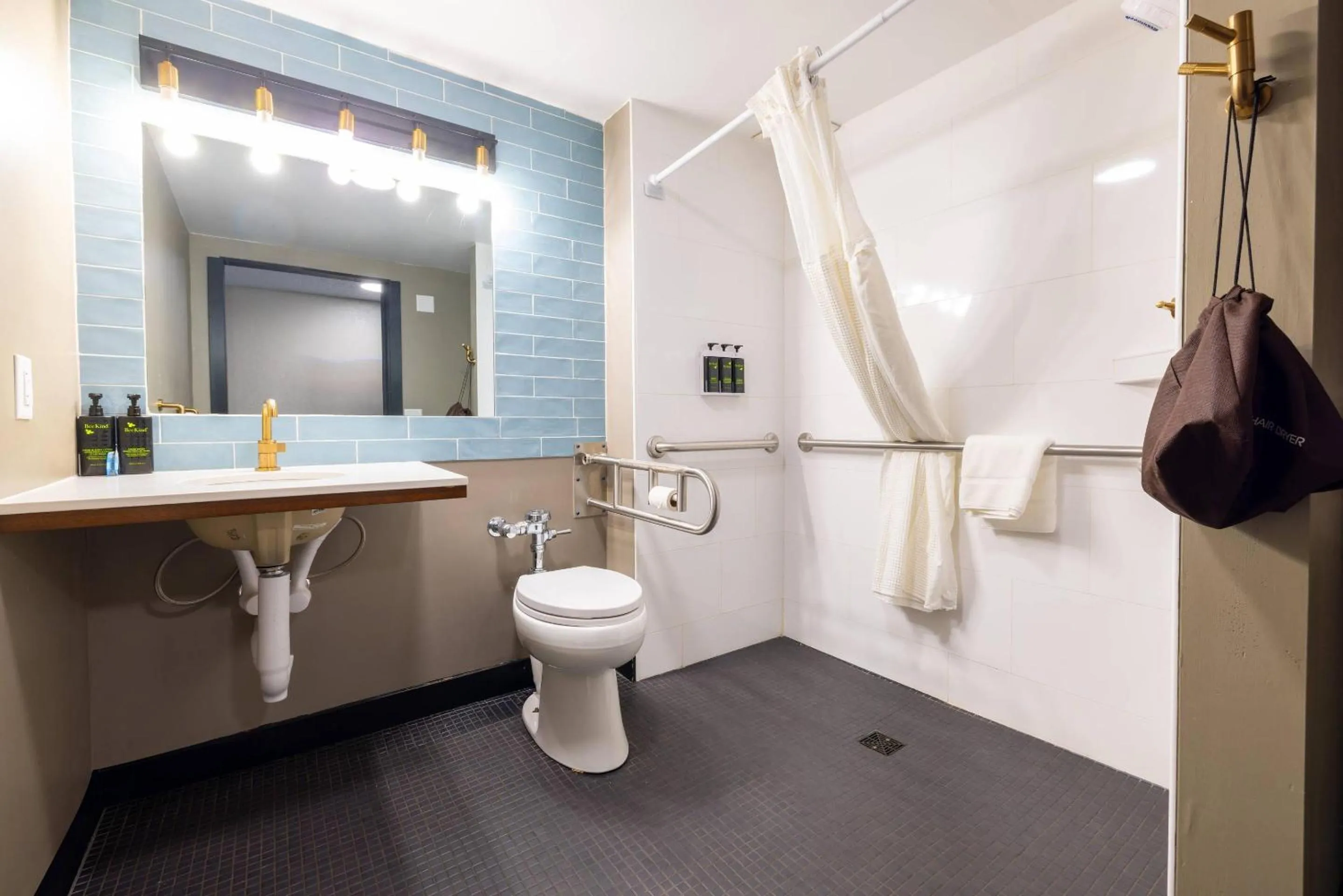 Bedroom in The Highlander Hotel, Ascend Hotel Collection