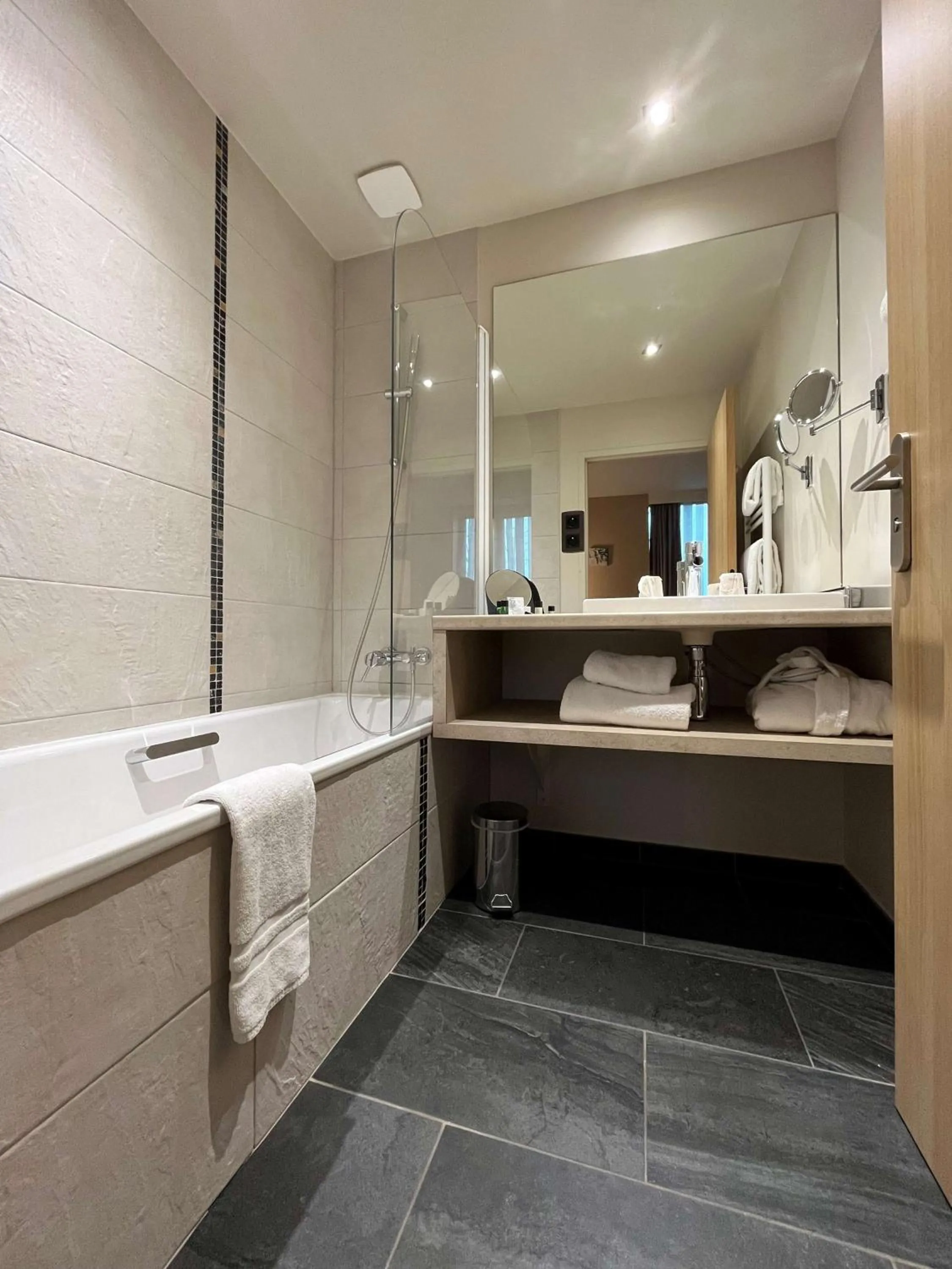 Bedroom in Best Western Plus Hôtel Escapade Senlis