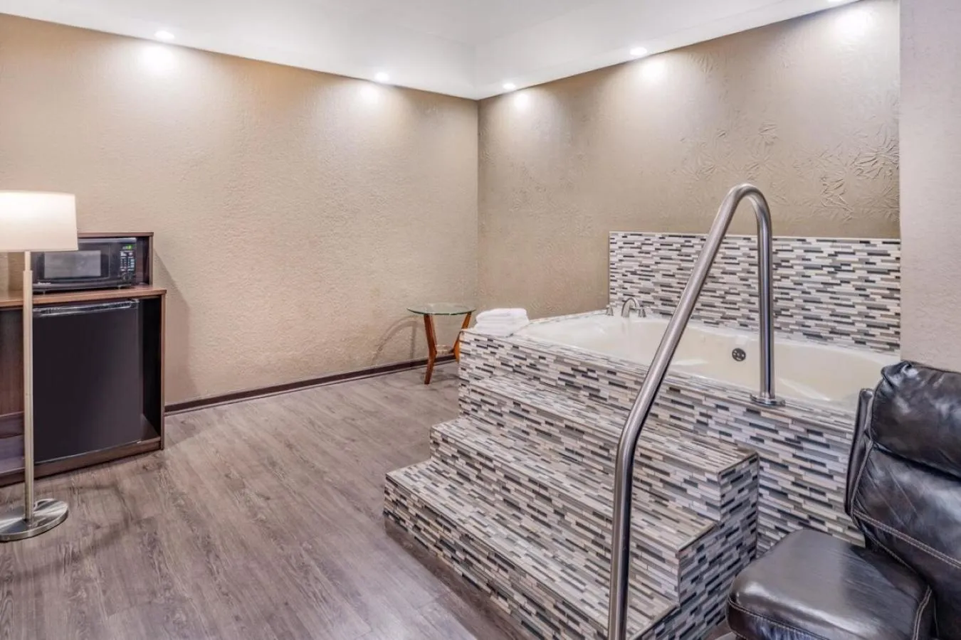 Bath, Bed in Super 8 by Wyndham Columbia