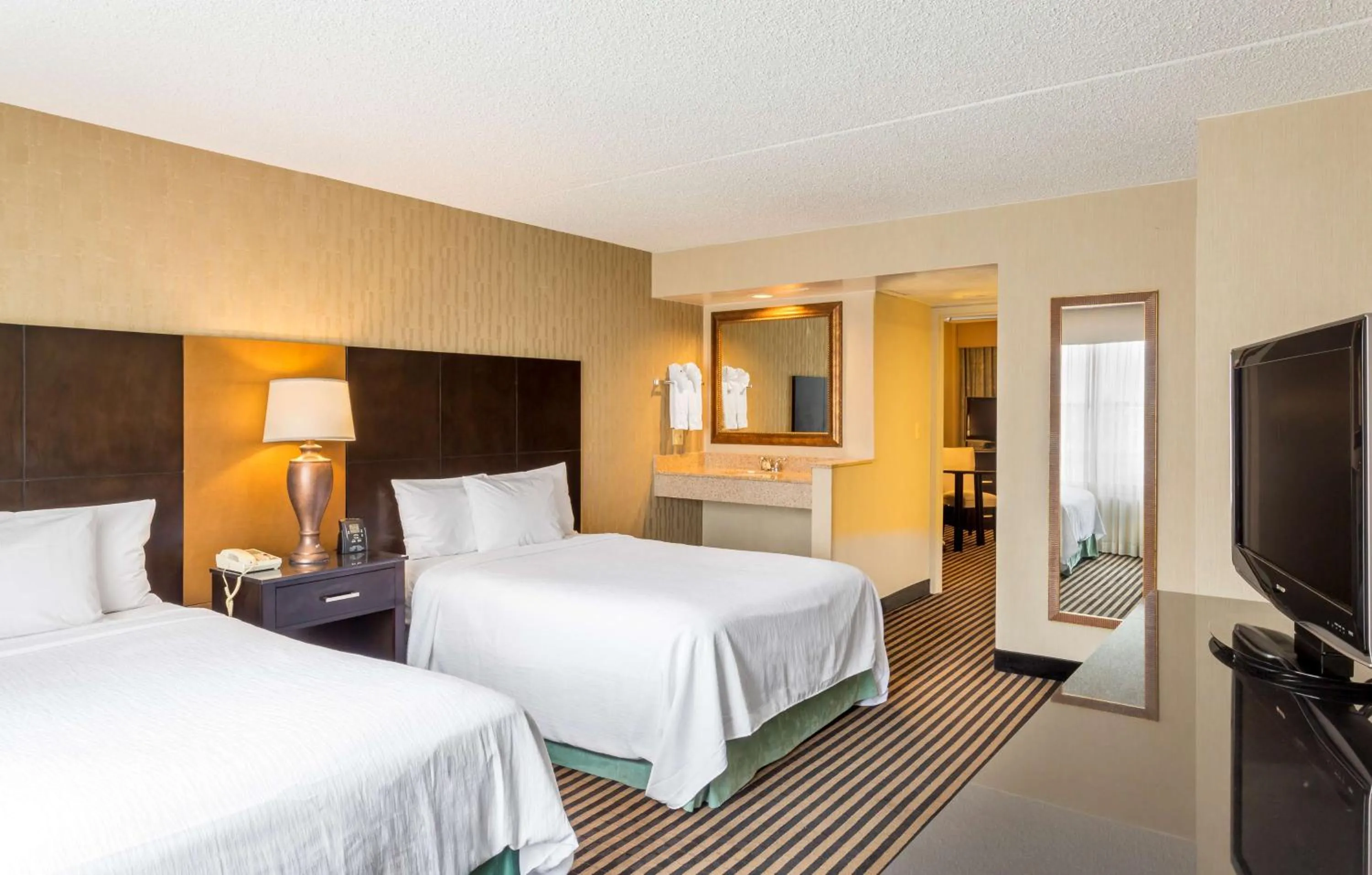 Bed in Embassy Suites by Hilton Piscataway Somerset