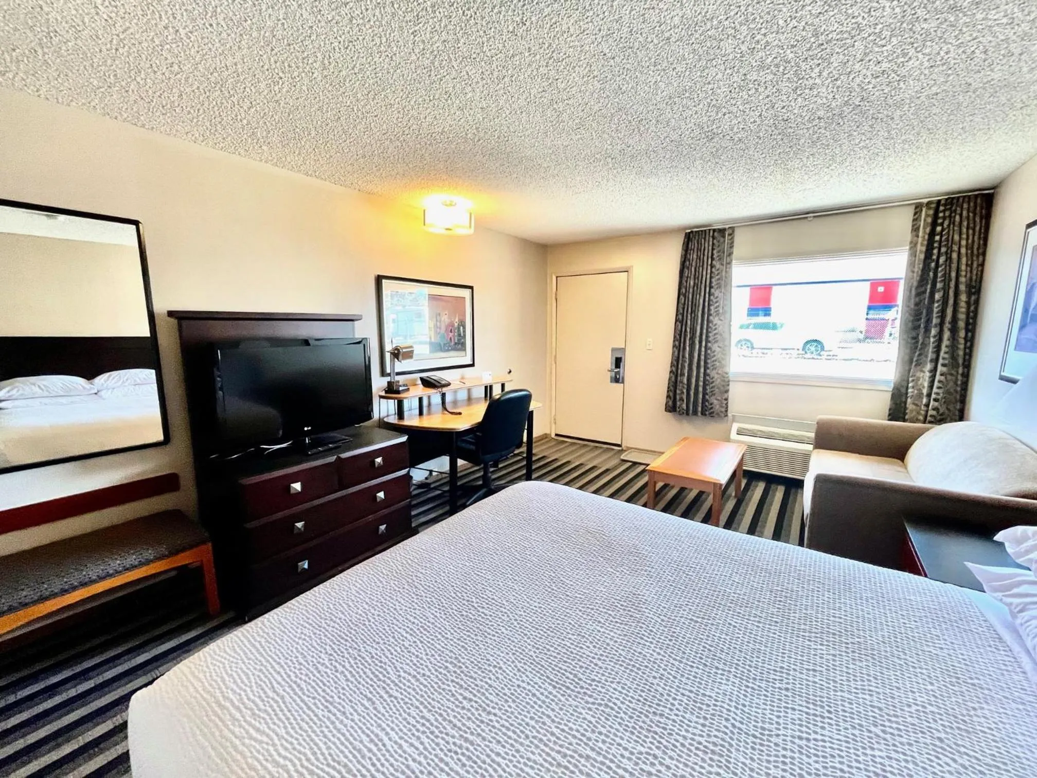 TV and multimedia, Bed in Royal Hotel Lloydminster