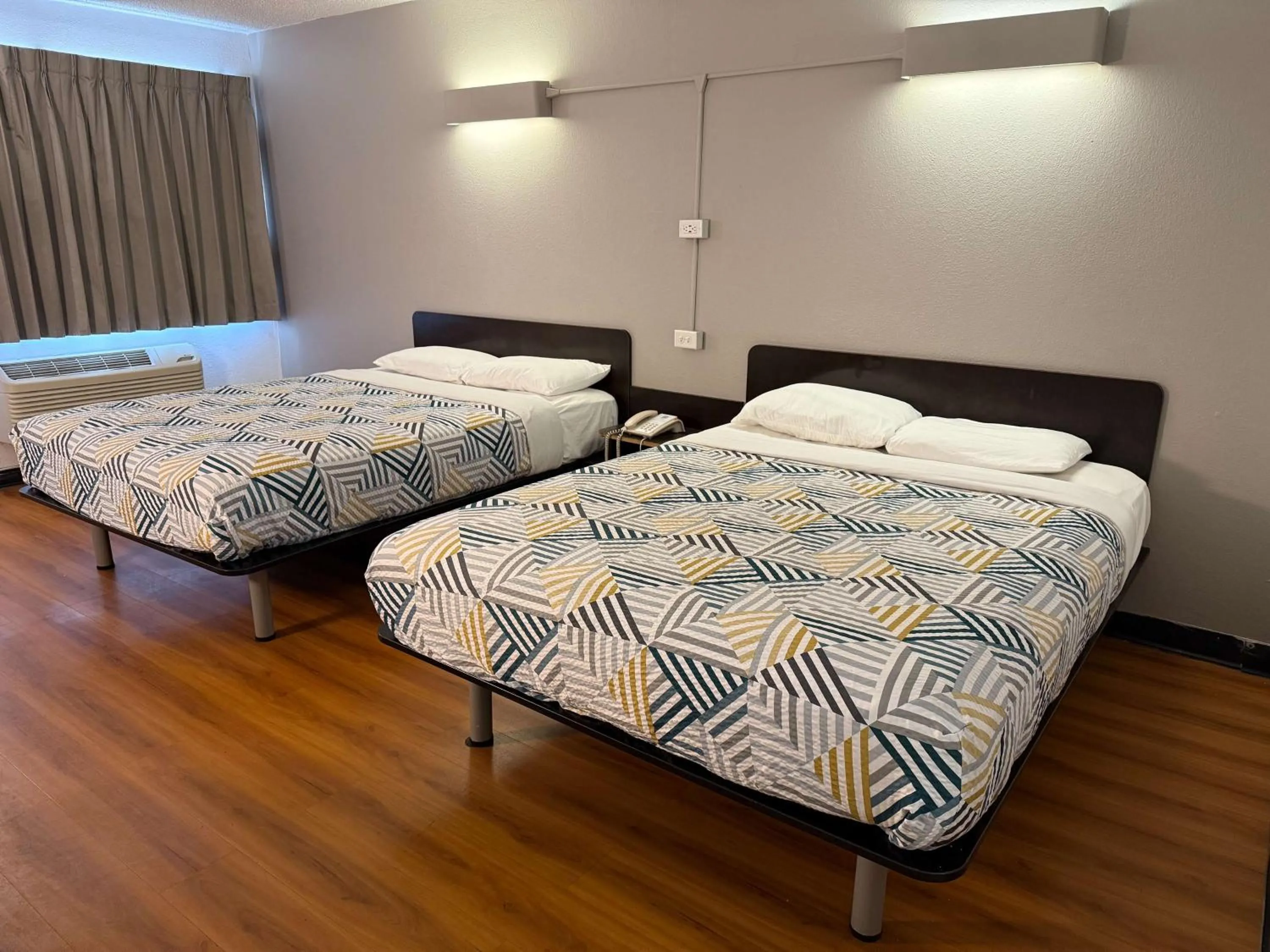 Bedroom, Bed in Motel 6-Joliet, IL - I-80