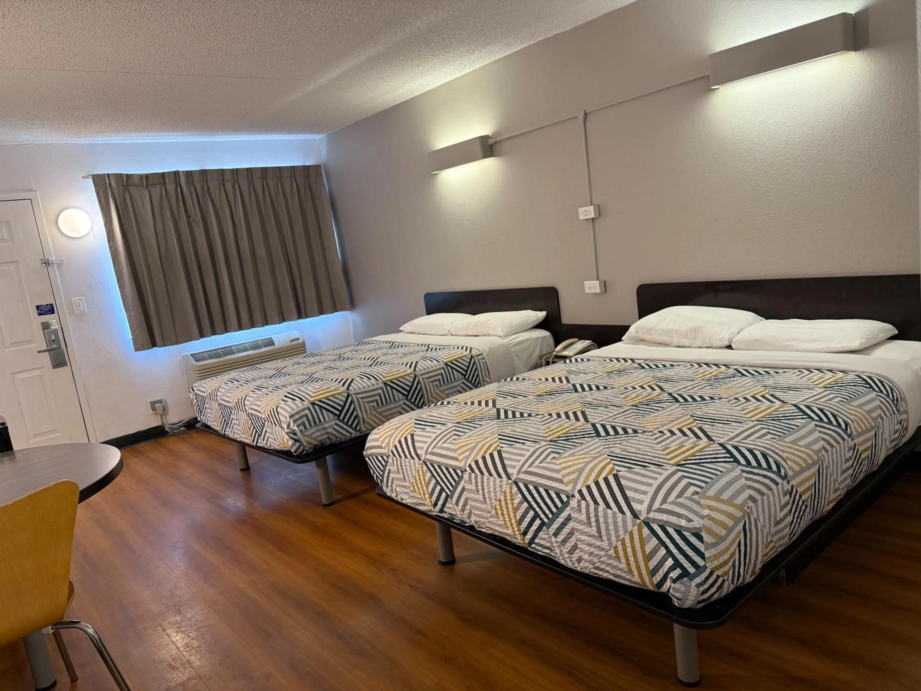 Bedroom, Bed in Motel 6-Joliet, IL - I-80