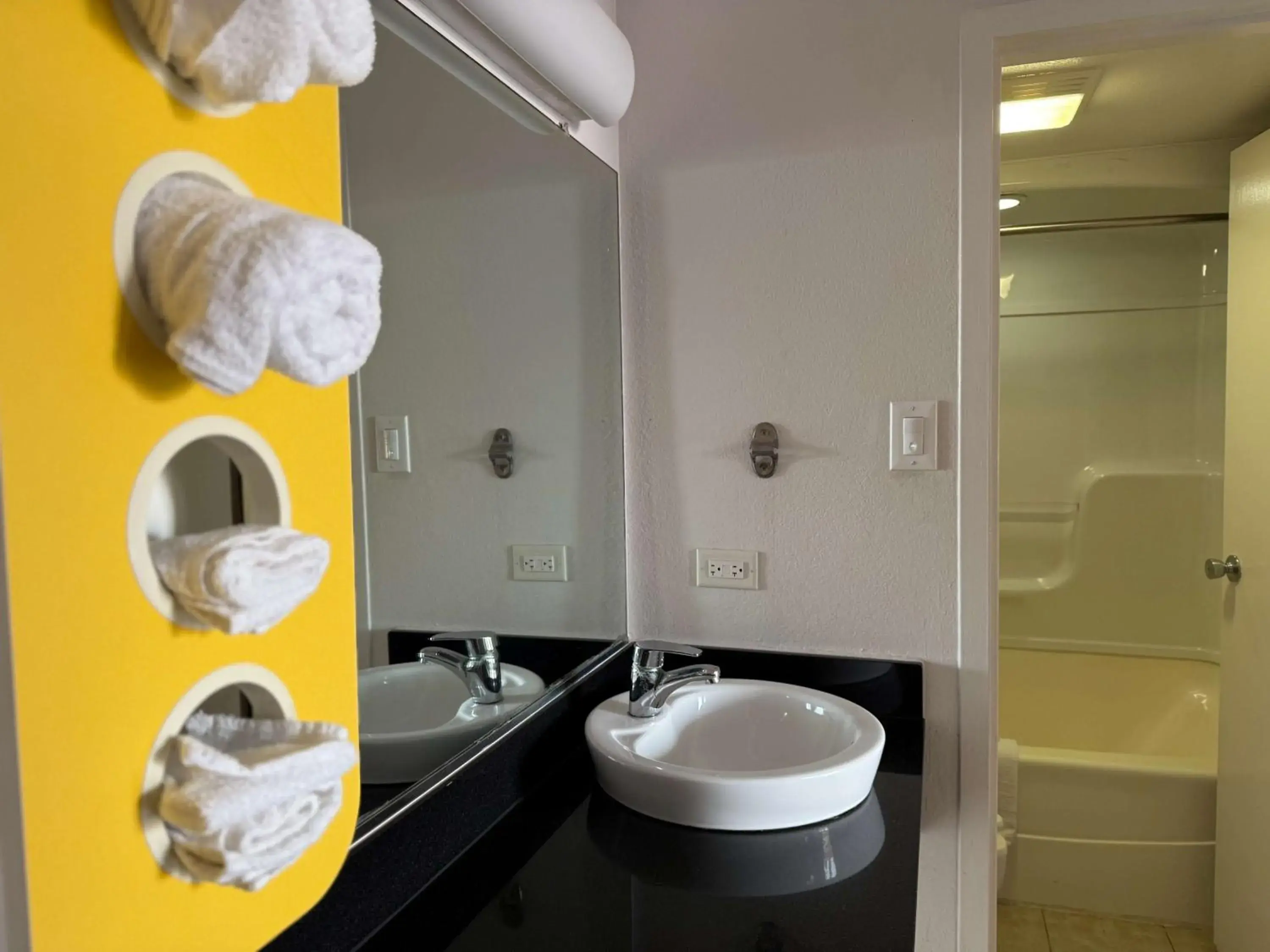 King Room - single occupancy - Smoking in Motel 6-Joliet, IL - I-80 King Room - single occupancy - Smoking in Motel 6-Joliet, IL - I-80