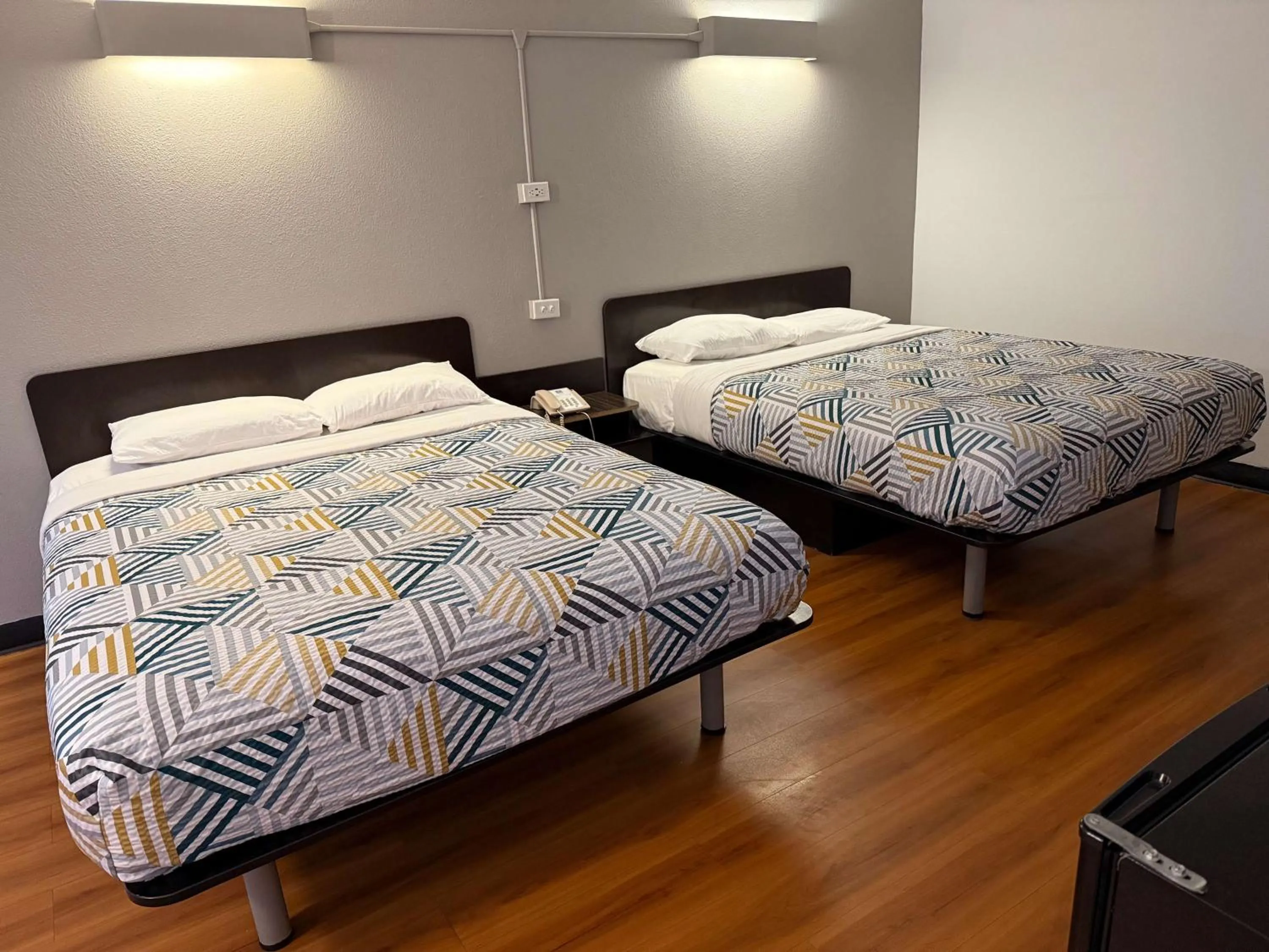 Bedroom, Bed in Motel 6-Joliet, IL - I-80