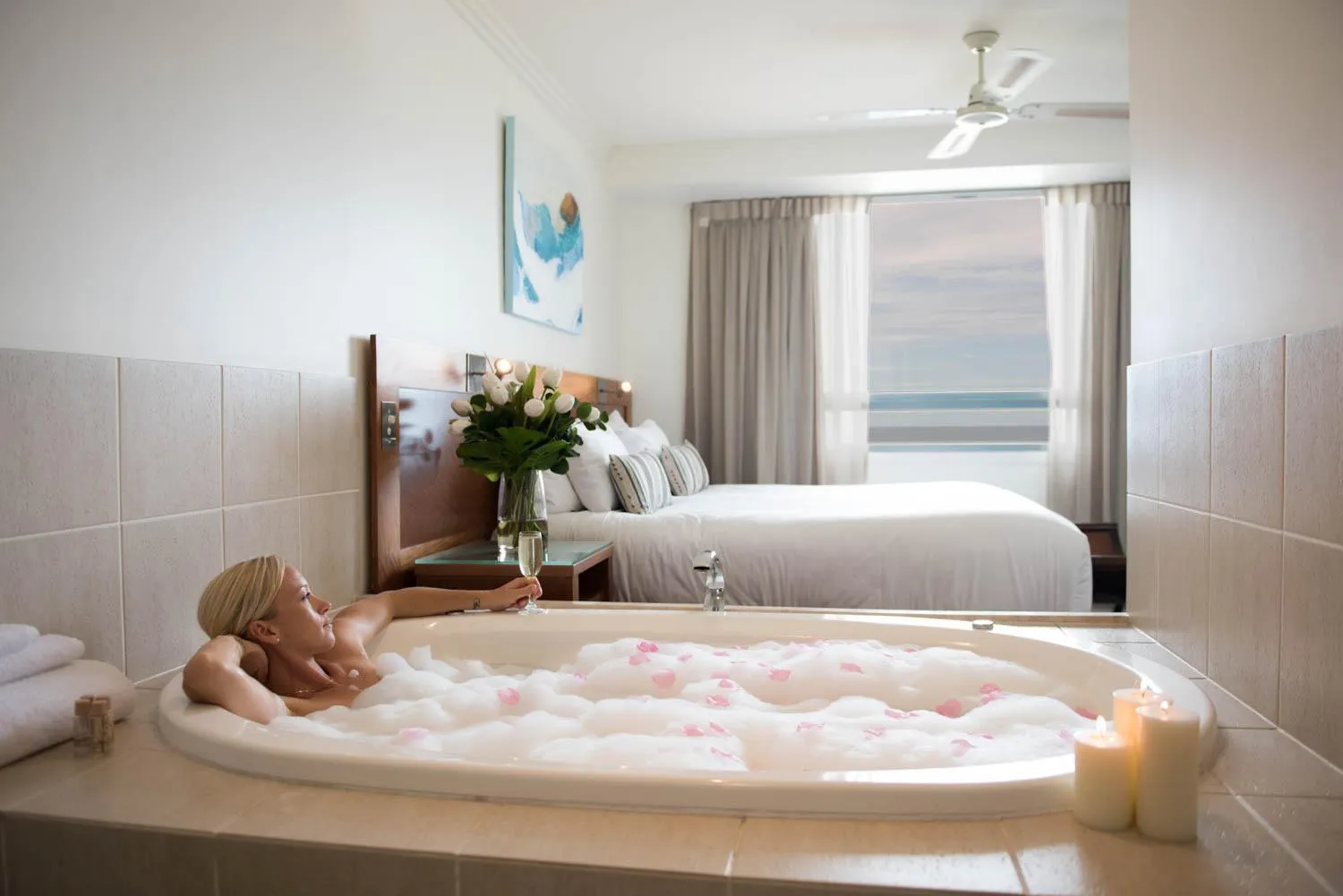 Bathroom, Bed in Pinnacles