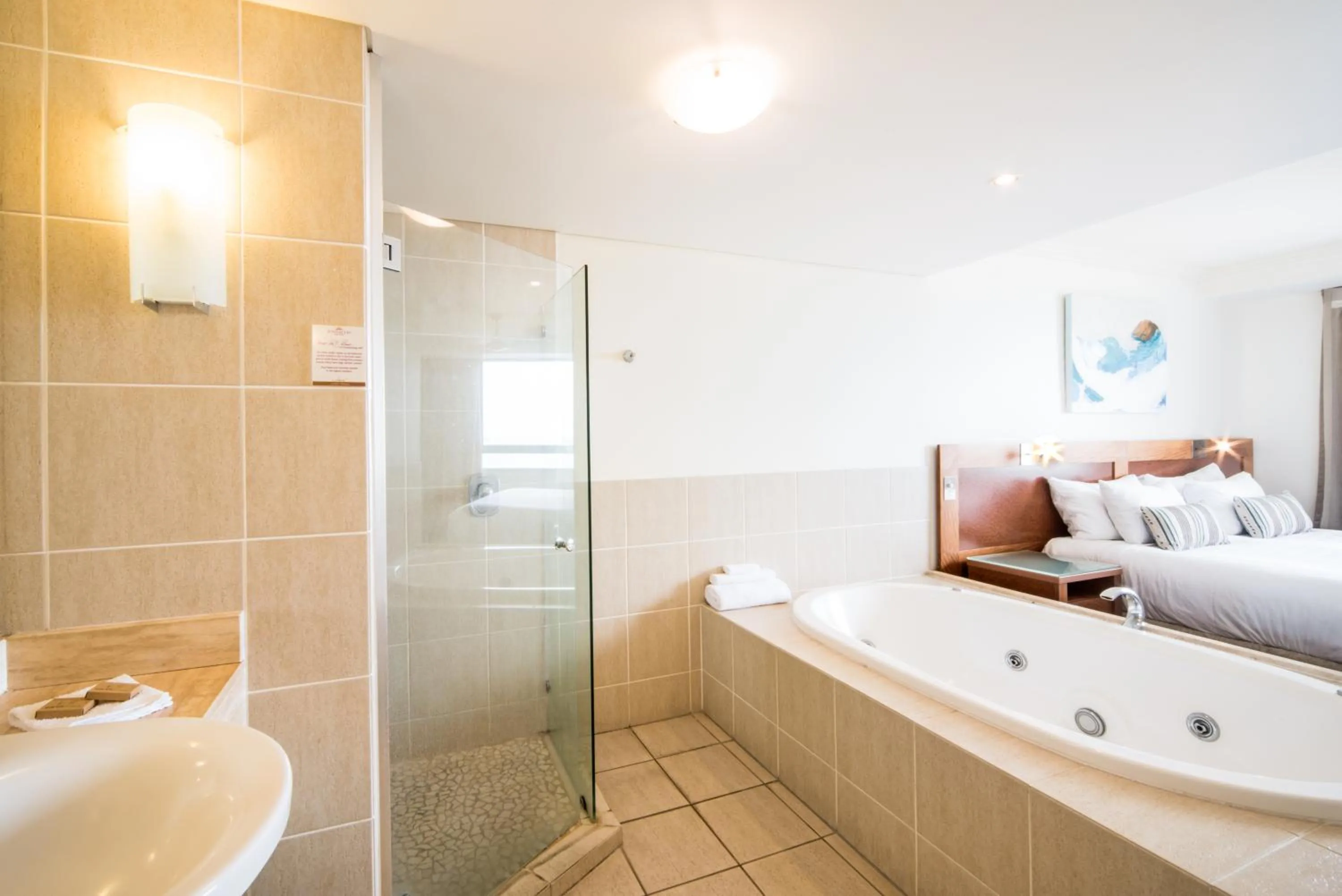 Bathroom, Bed in Pinnacles