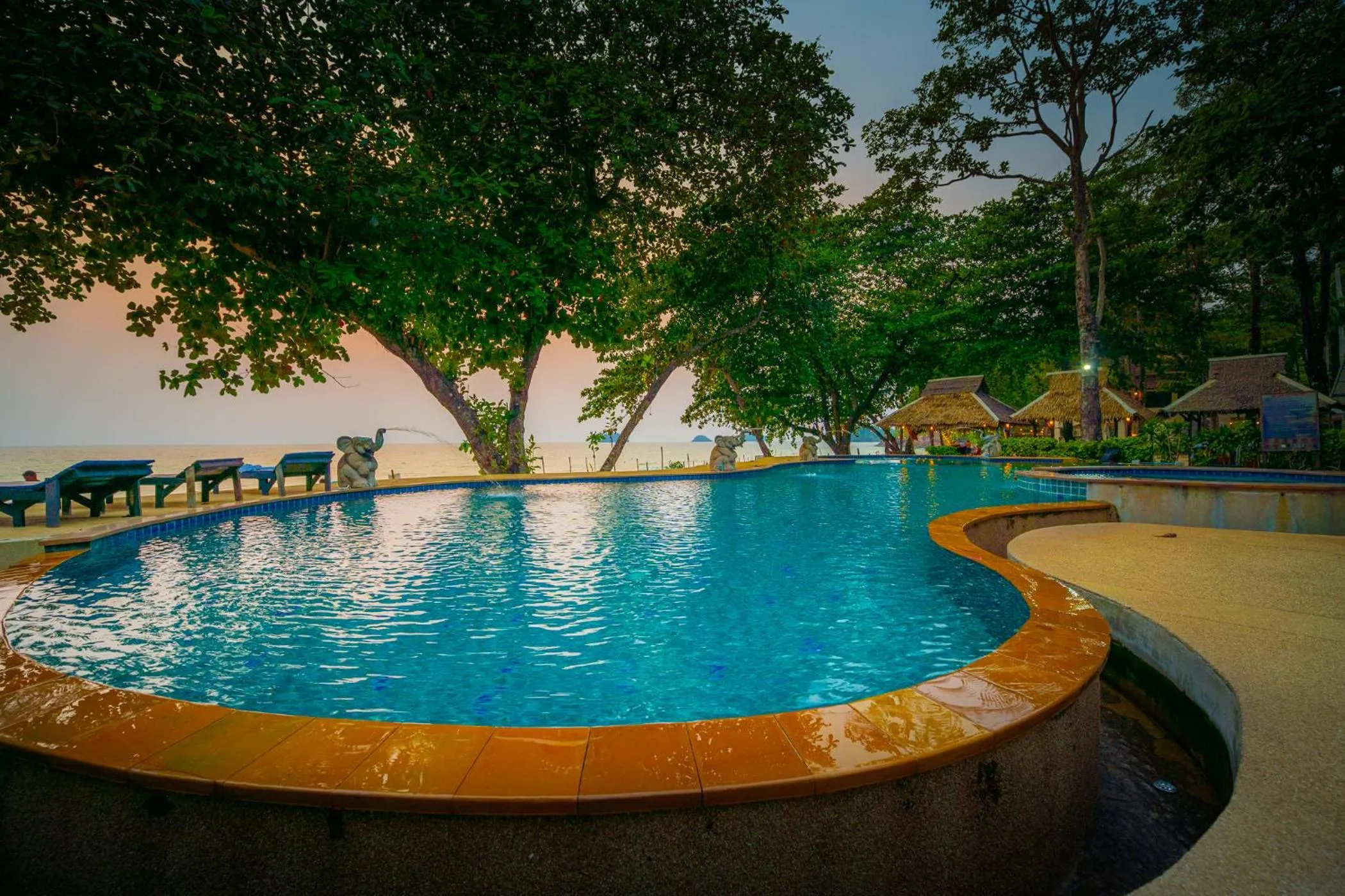 Swimming pool in Siam Beach Resort