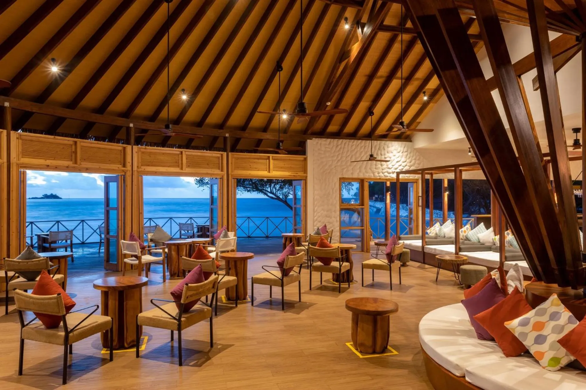 Lounge or bar in Cinnamon Dhonveli Maldives - Free One-Way Speedboat and 02 Kids Under 12 Stay & Dine Free