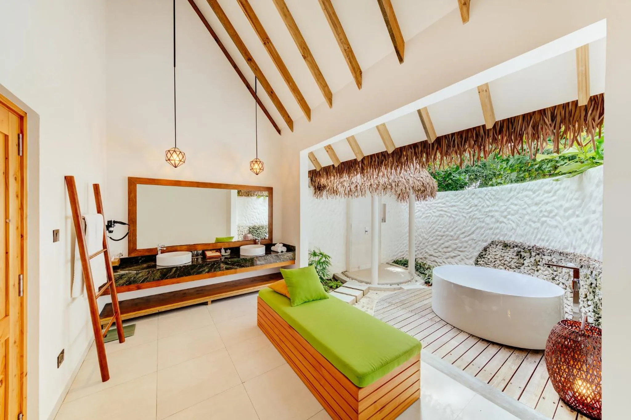 Bathroom, Bed in Cinnamon Dhonveli Maldives