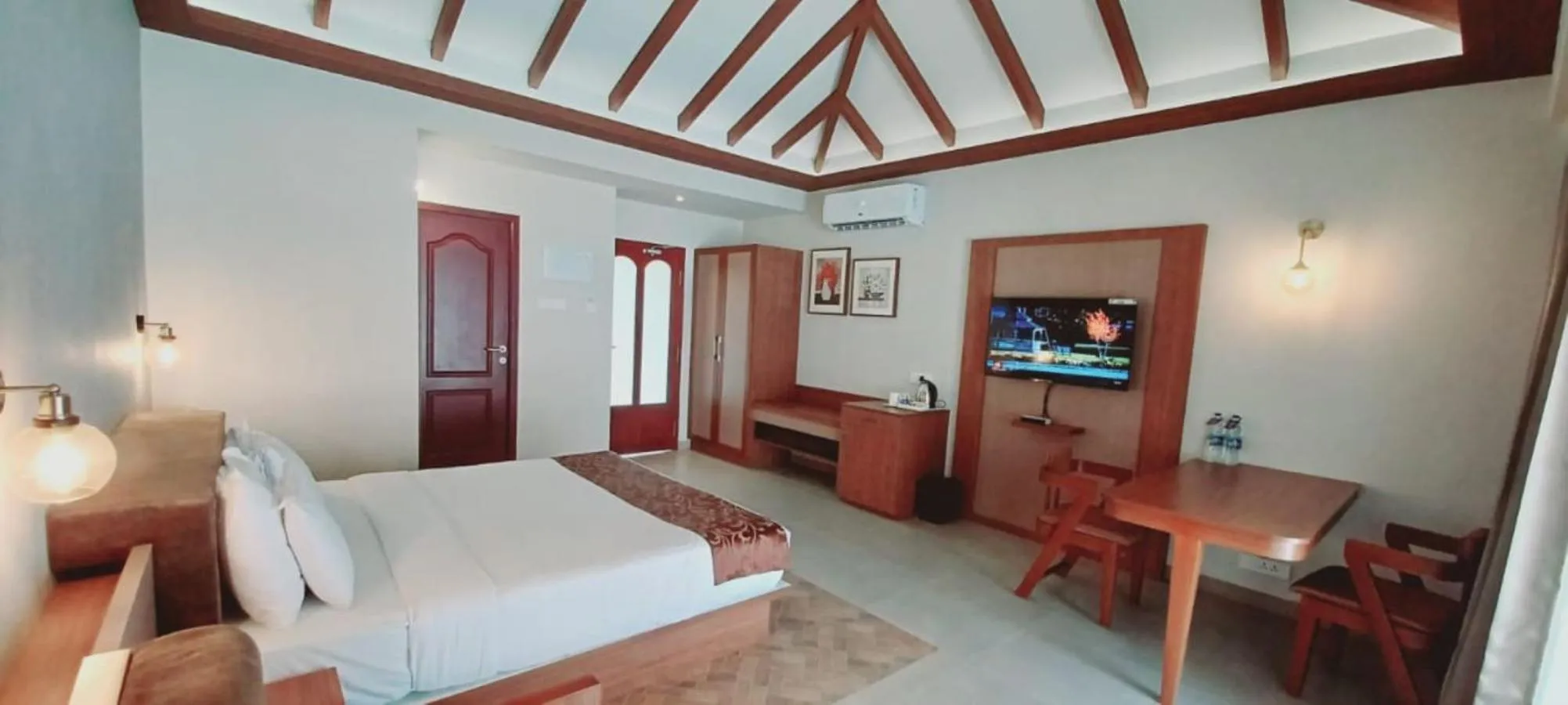 Photo of the whole room, Bed in Abad Turtle Beach