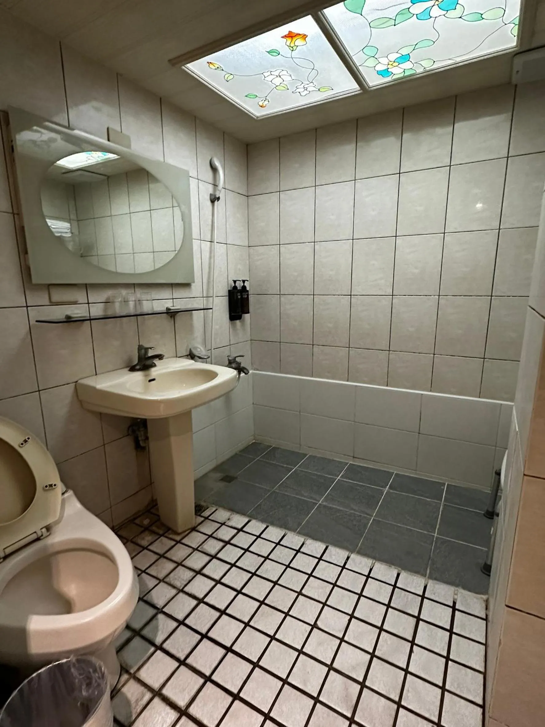 Bathroom in 東陽峇里商旅酒店