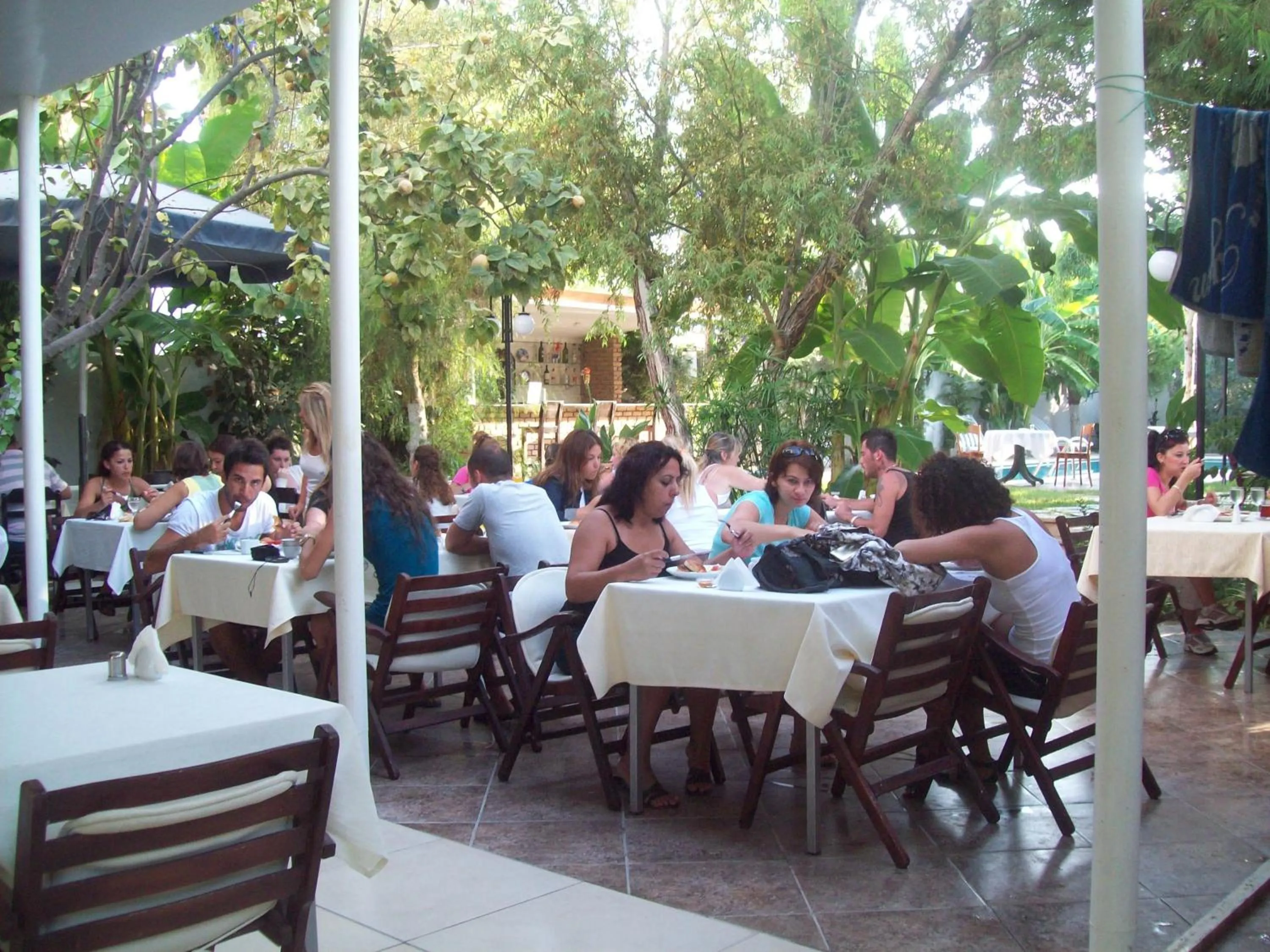 Restaurant/places to eat in Hotel Vanilla