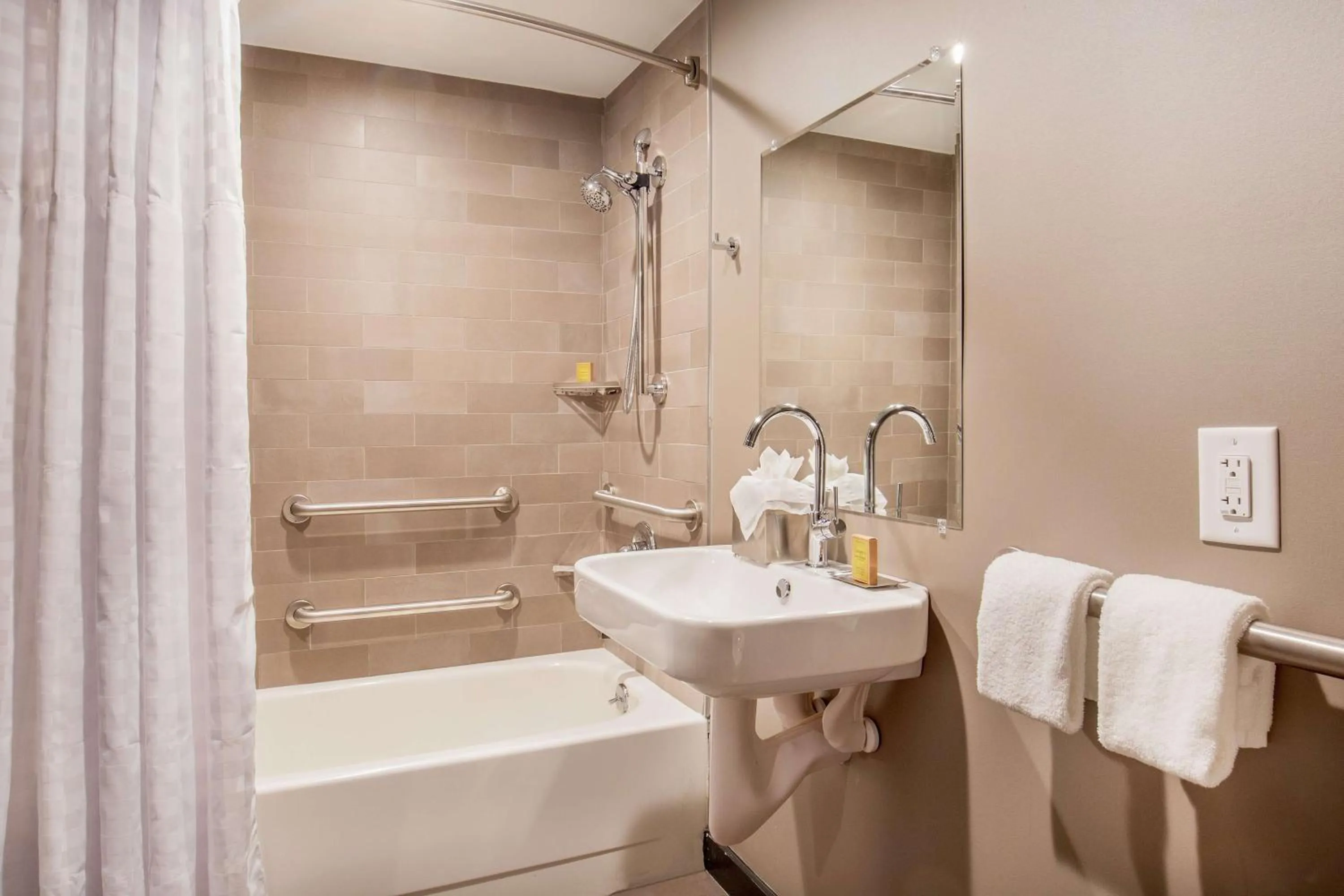 Bathroom in DoubleTree by Hilton Atlanta Northwest/Marietta