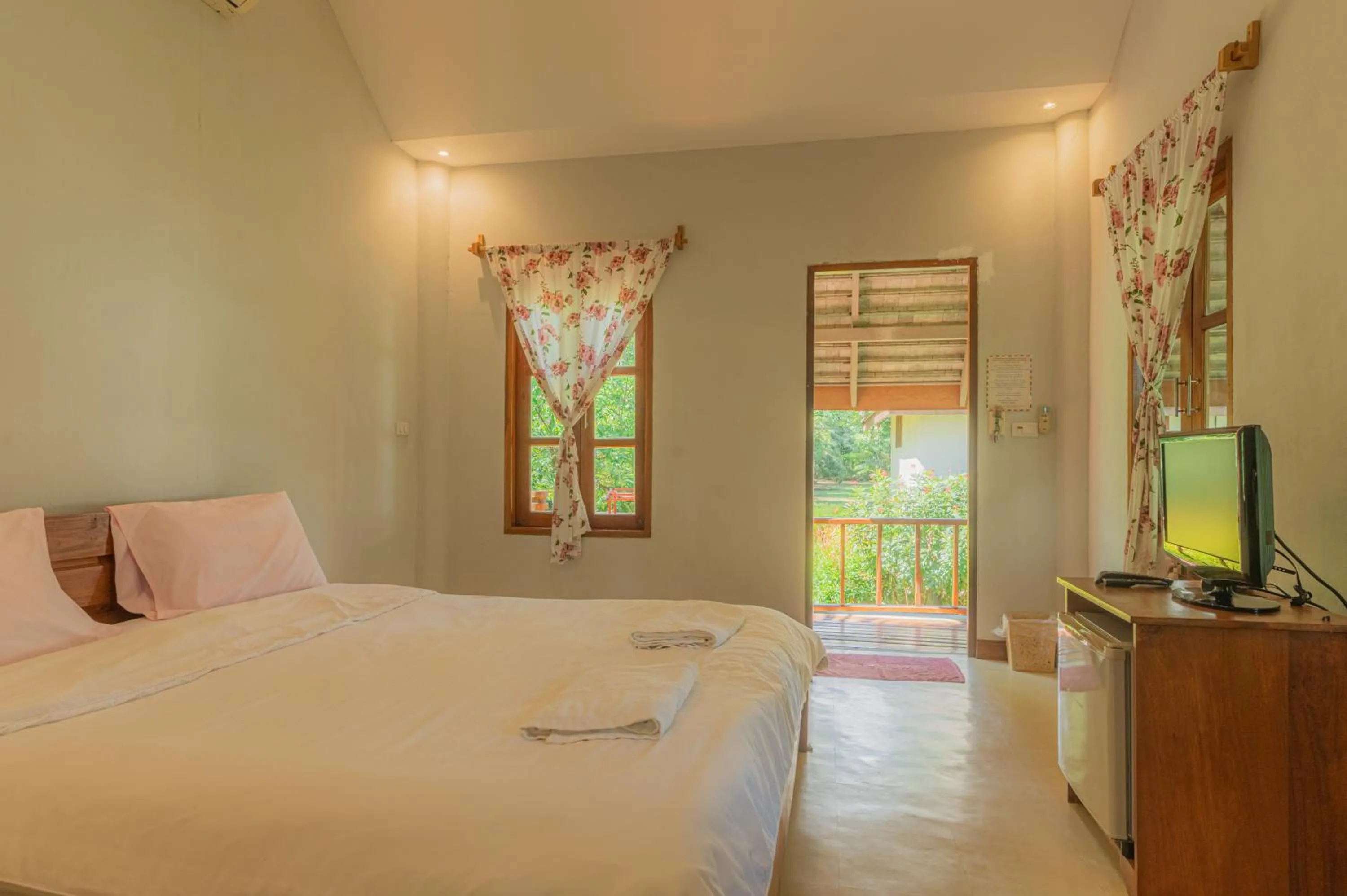 Bedroom, Bed in Pai Flora Resort