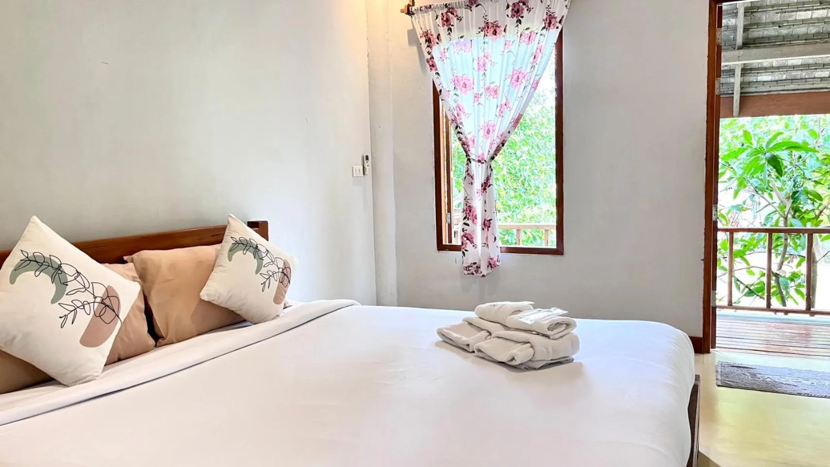 Bed in Pai Flora Resort