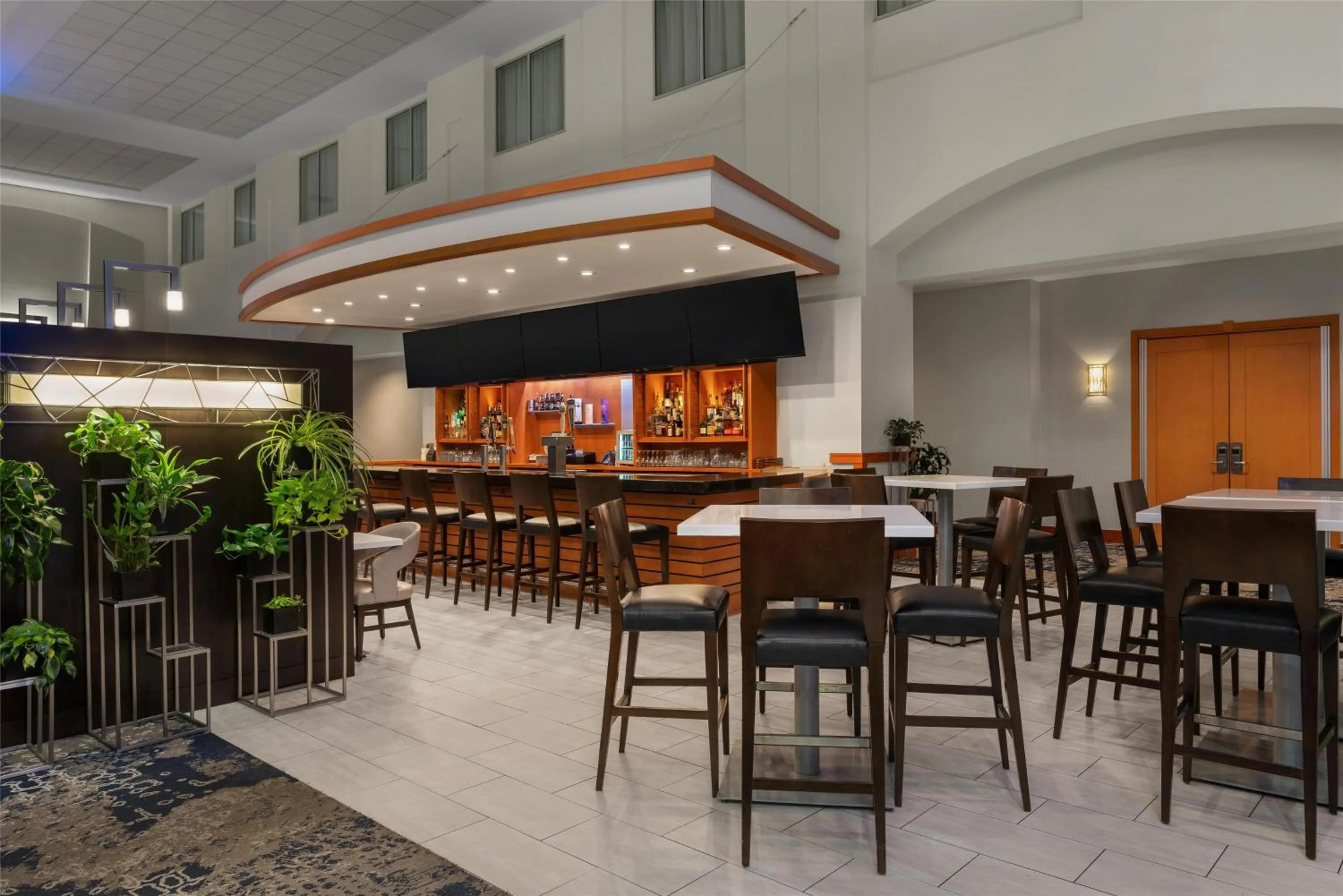 Lounge or bar in Embassy Suites Boston at Logan Airport