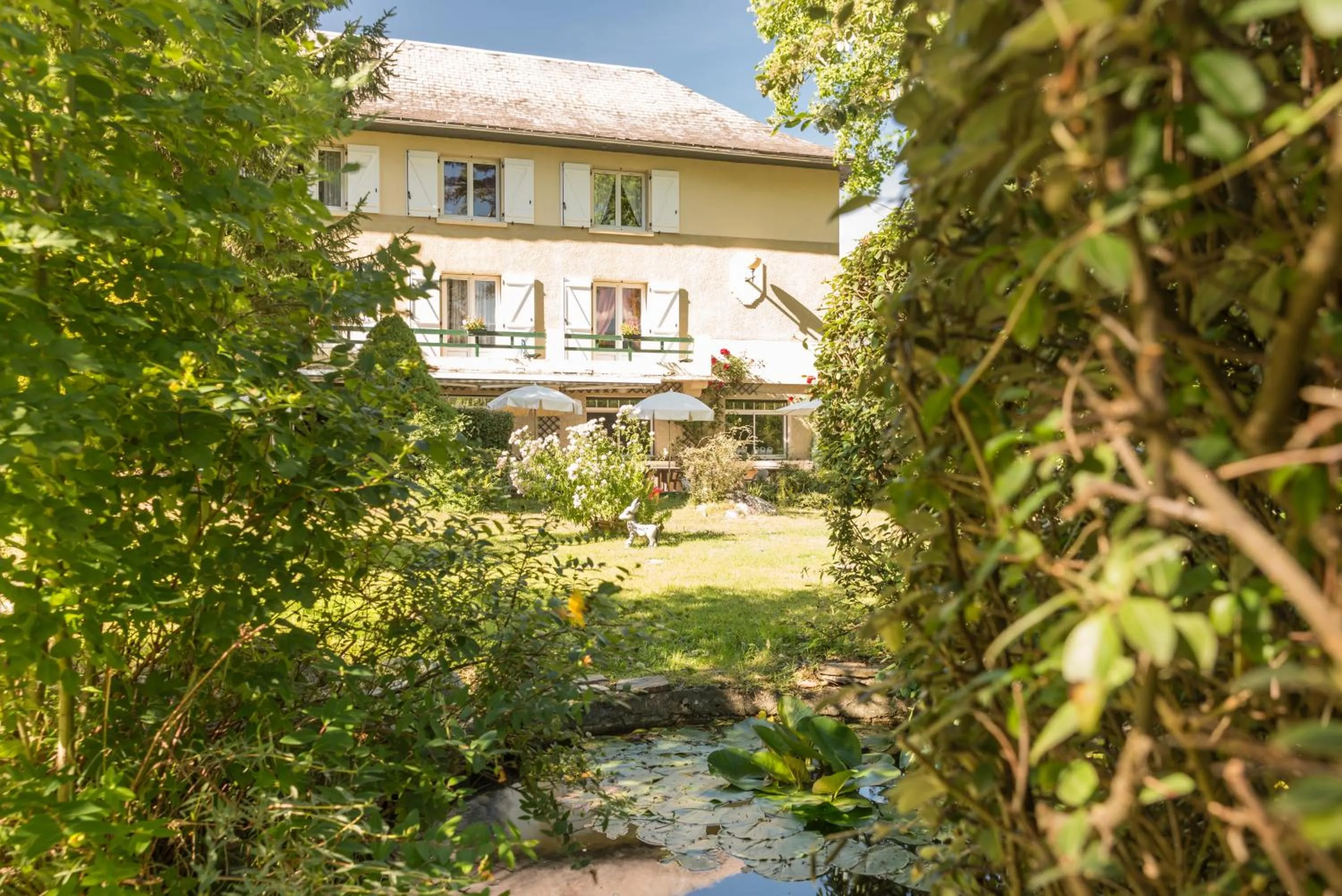 Garden in Hôtel du Val d'Aure
