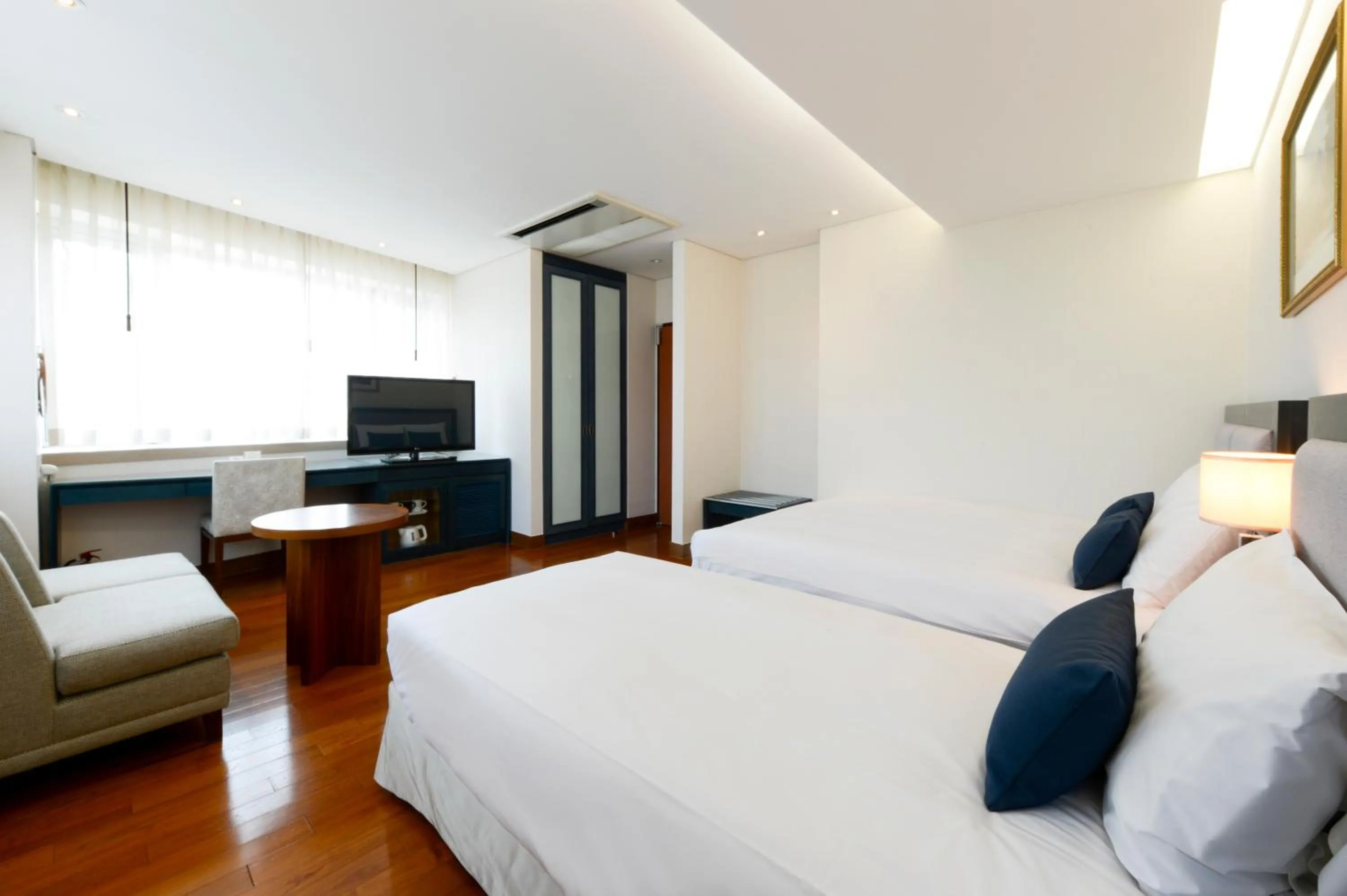 Photo of the whole room, Bed in Hotel Prince Seoul