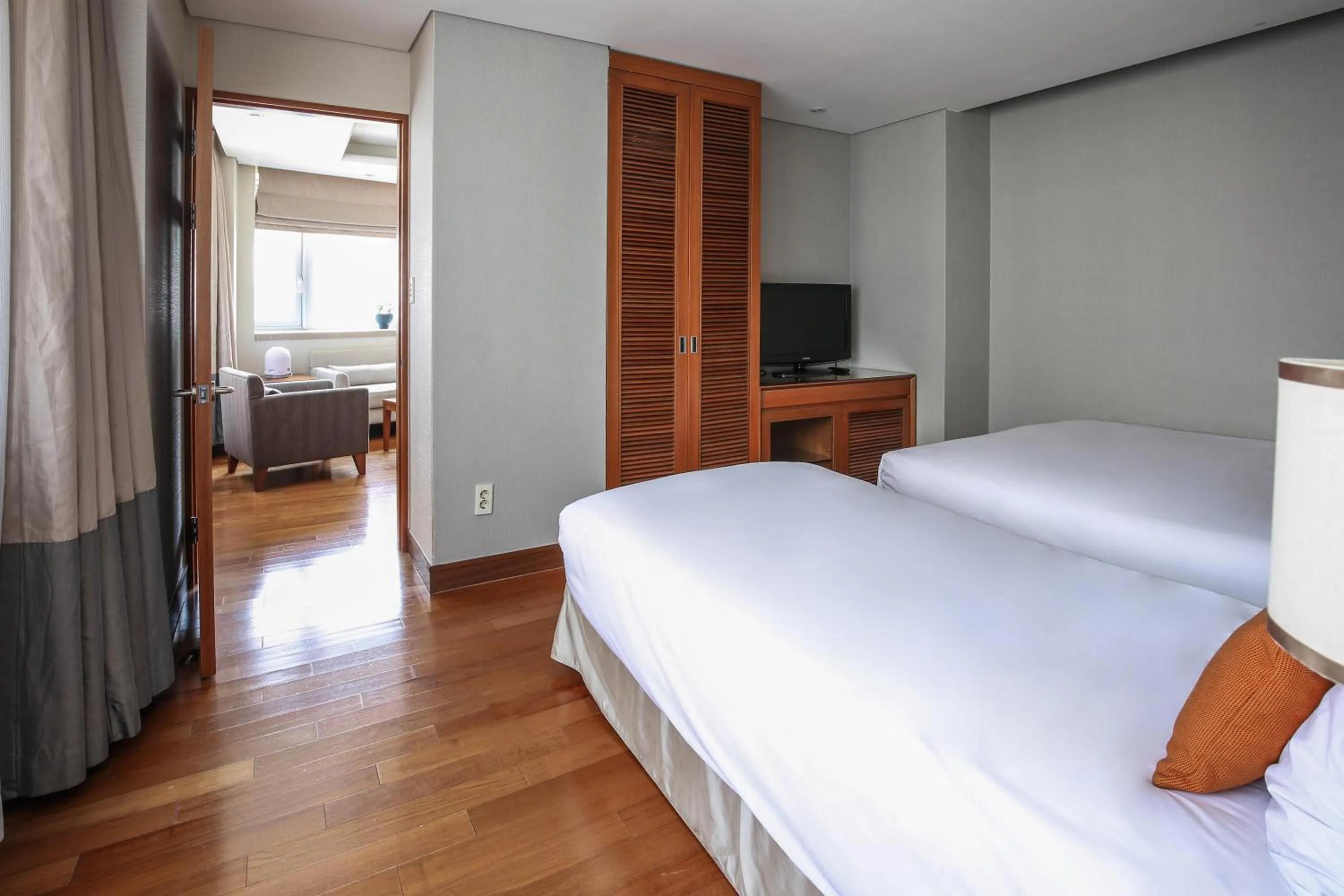 Living room, Bed in Hotel Prince Seoul