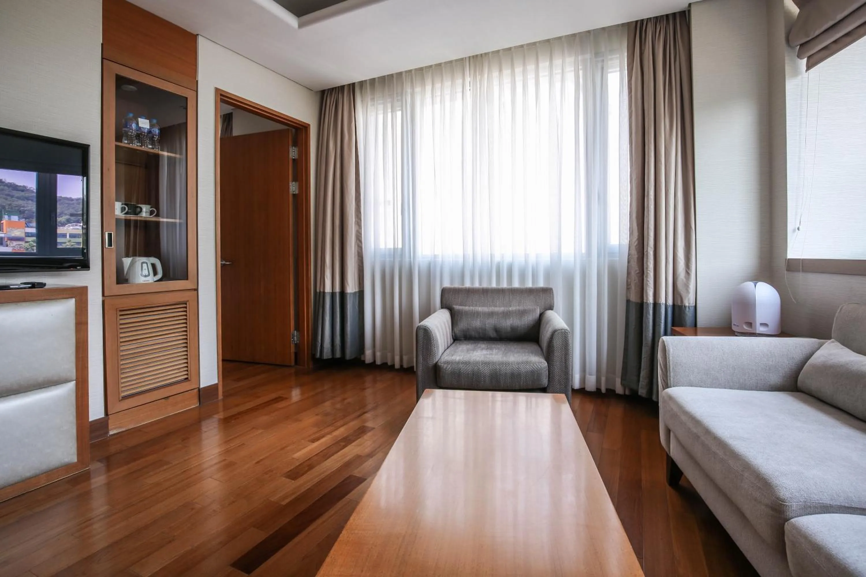 TV and multimedia in Hotel Prince Seoul