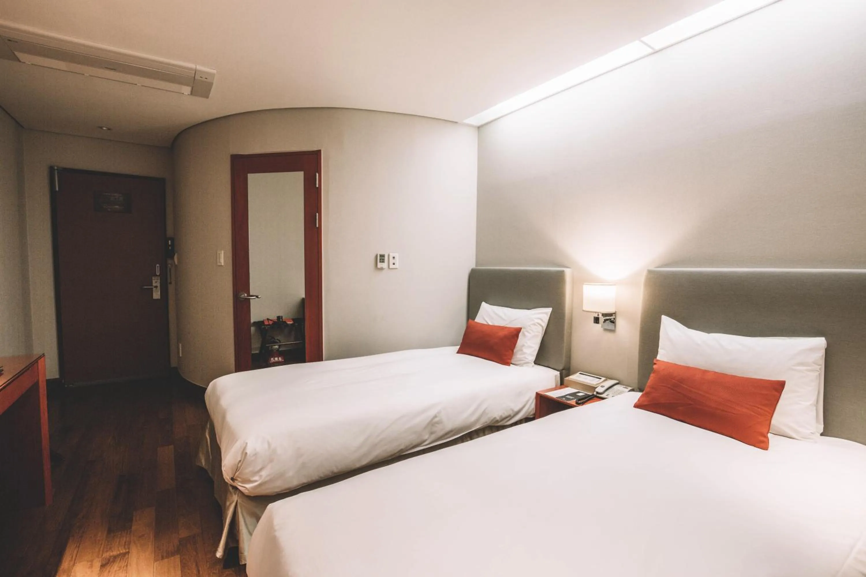 Photo of the whole room, Bed in Hotel Prince Seoul