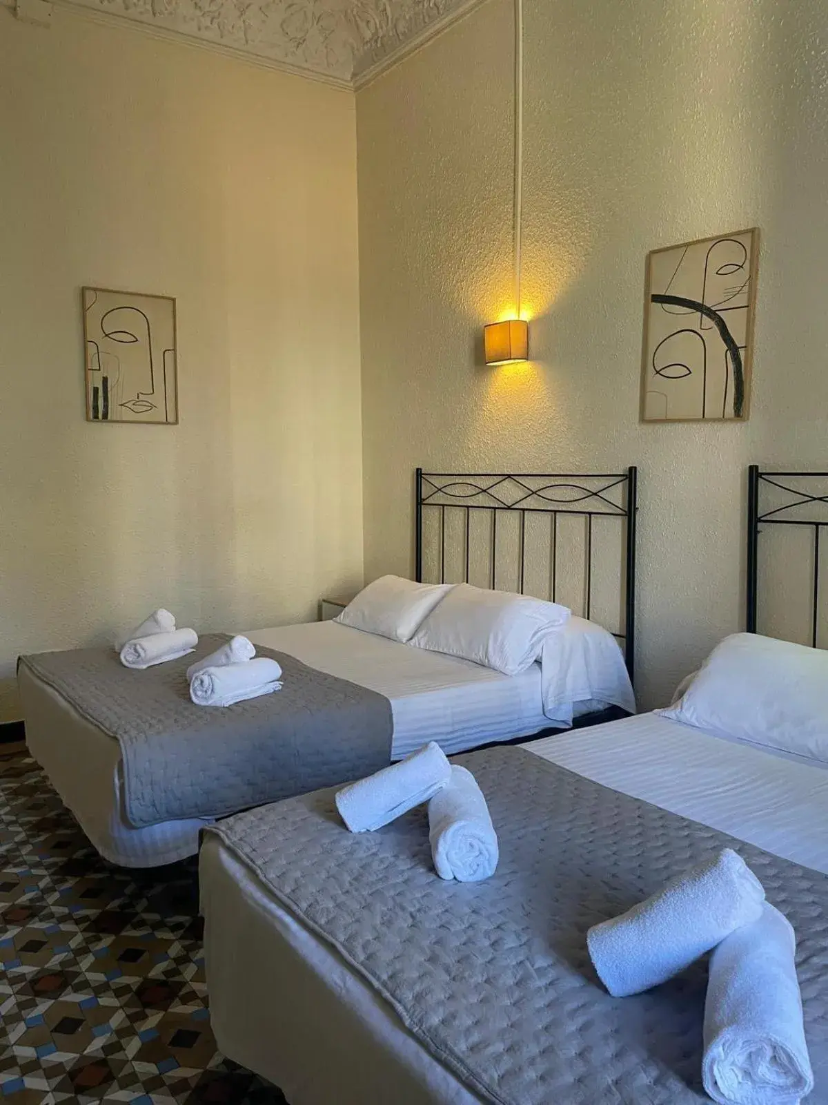 Quadruple Room in Hostal Balmes Centro Quadruple Room in Hostal Balmes Centro