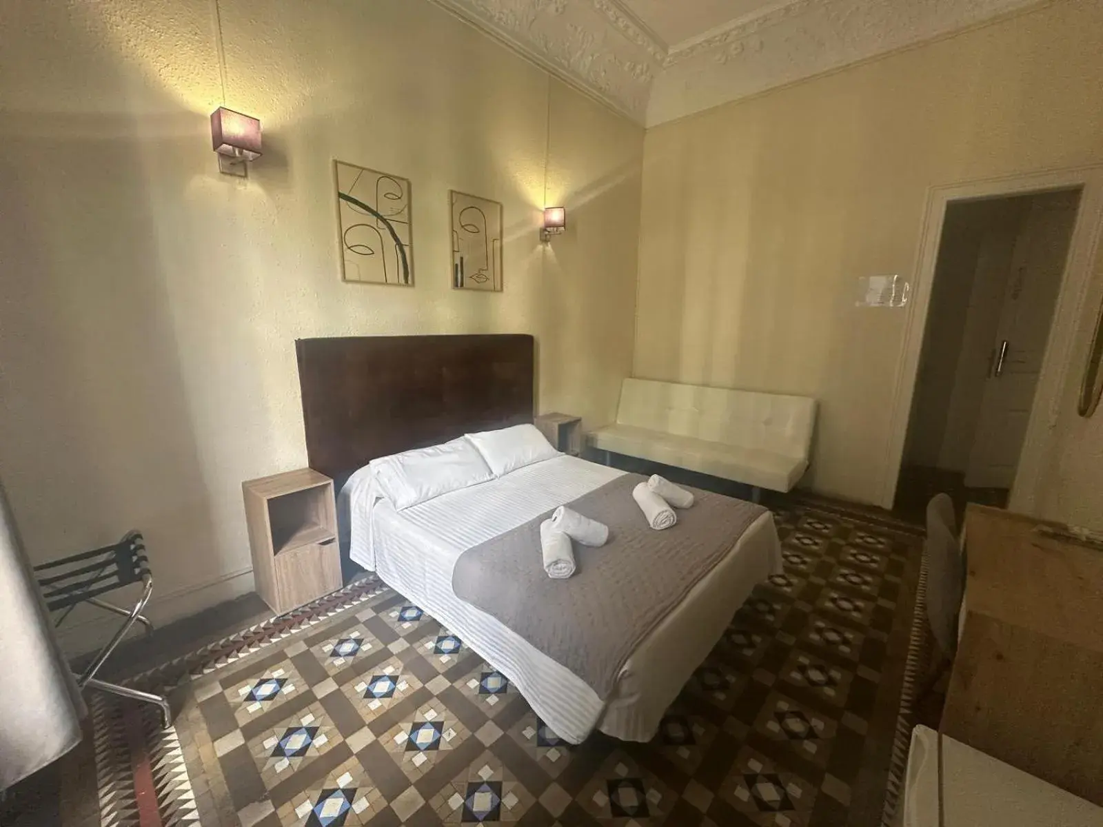 Superior Double Room with Shared Bathroom in Hostal Balmes Centro Superior Double Room with Shared Bathroom in Hostal Balmes Centro