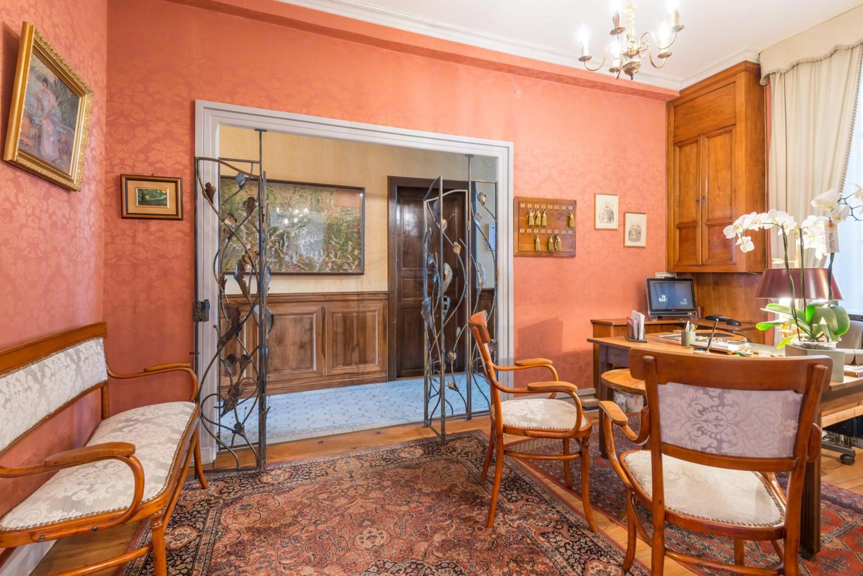 Lobby or reception in Logis Hôtel Beau Site