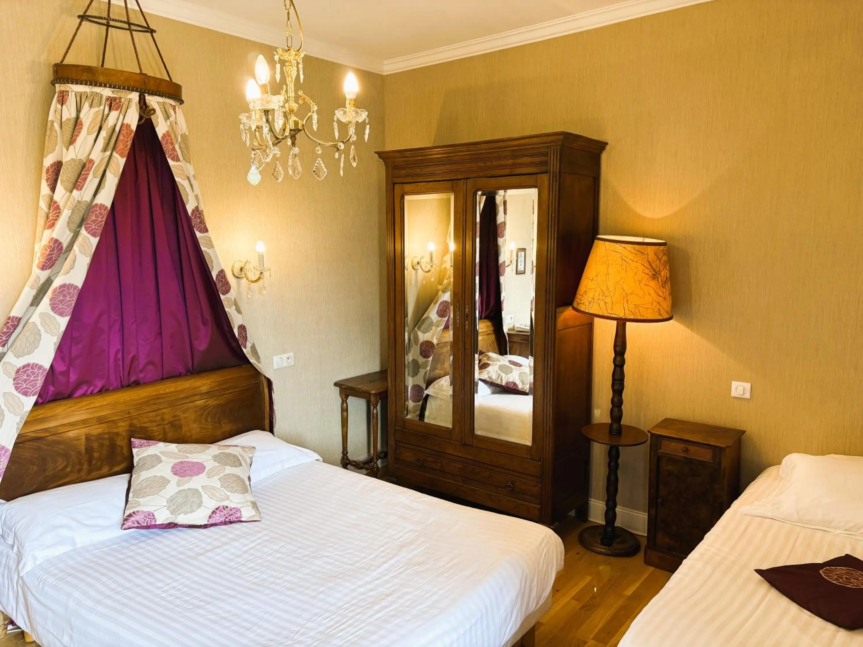 Bed in Logis Hôtel Beau Site