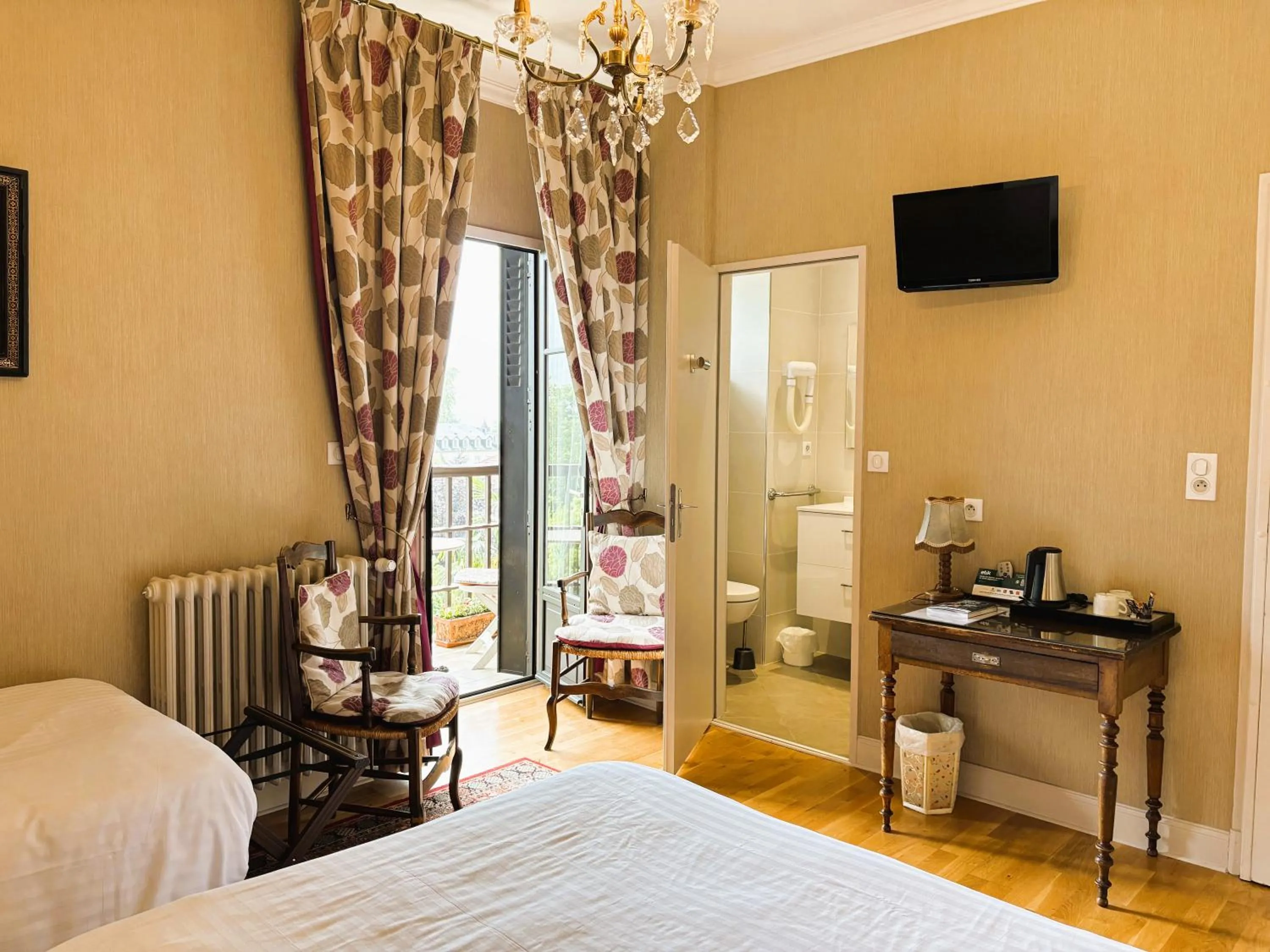 Kitchen or kitchenette, Bed in Logis Hôtel Beau Site