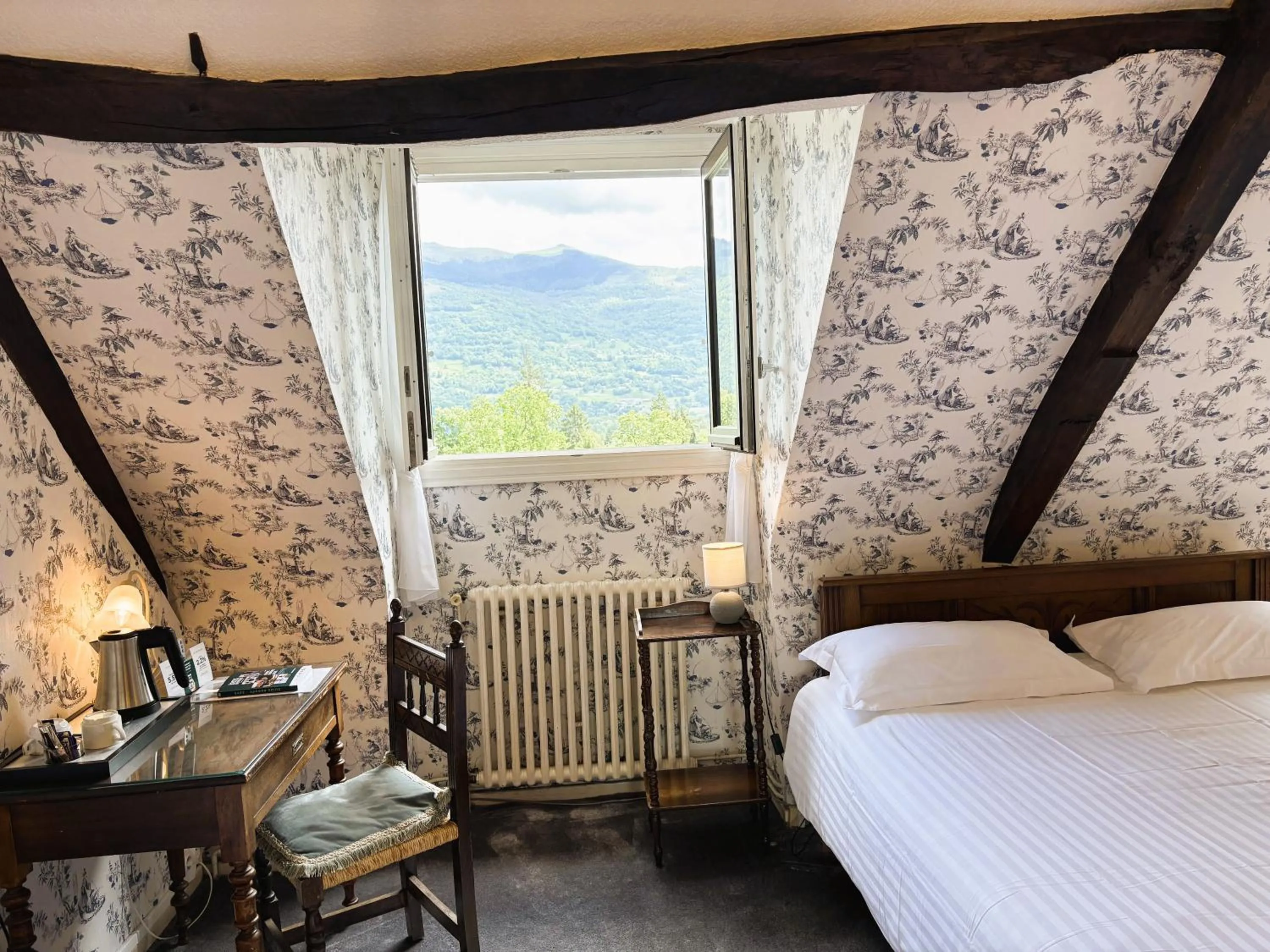 Bed in Logis Hôtel Beau Site