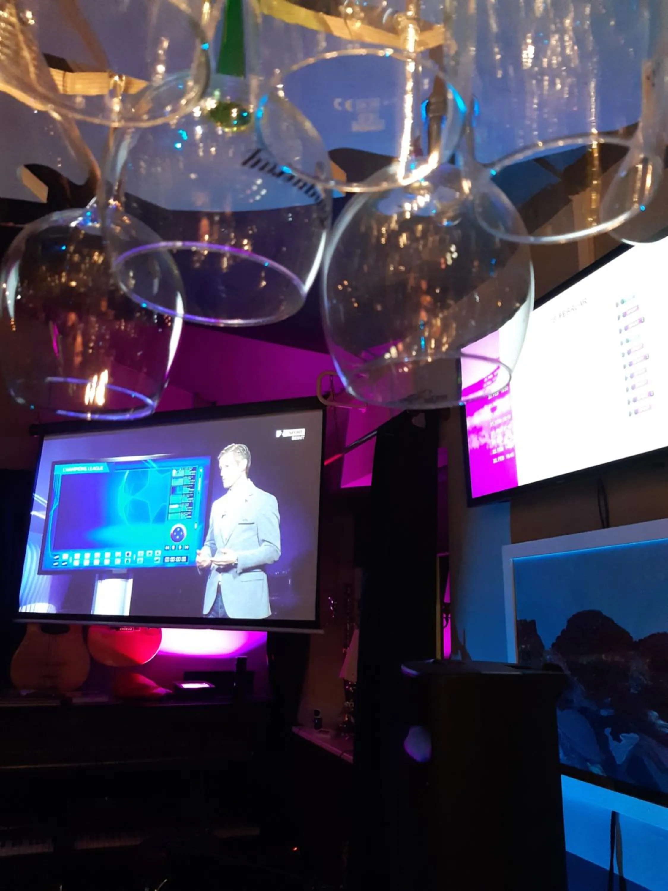 Communal lounge/ TV room in Tehúsið Hostel