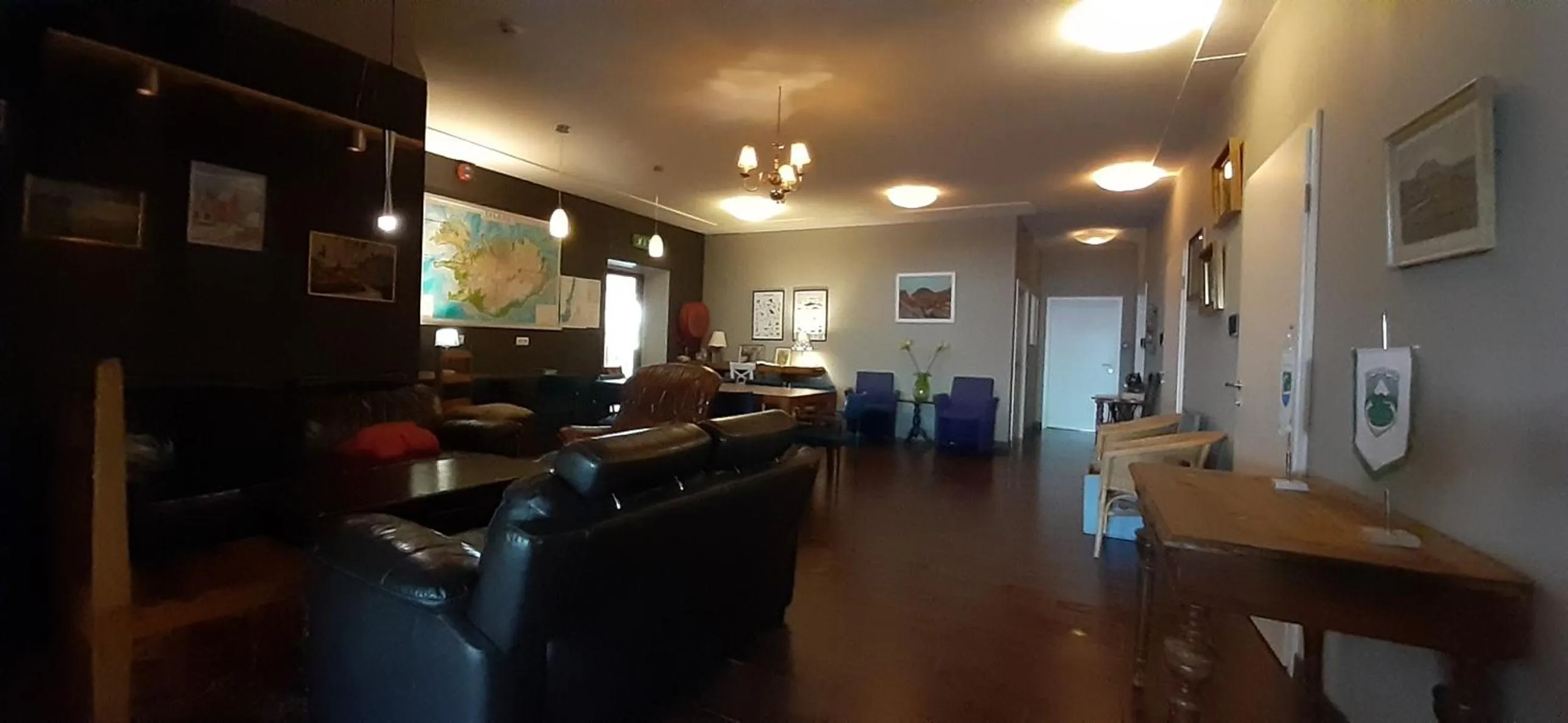 Communal lounge/ TV room in Tehúsið Hostel
