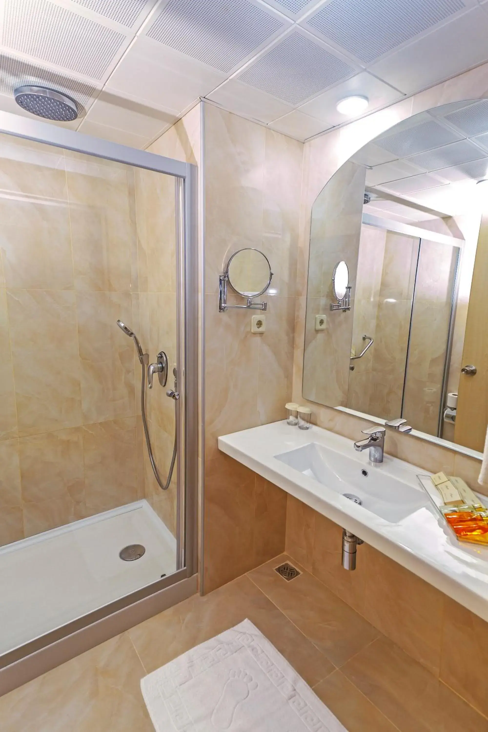 Standard Double or Twin Room with Land View in Hotel Aqua Standard Double or Twin Room with Land View in Hotel Aqua